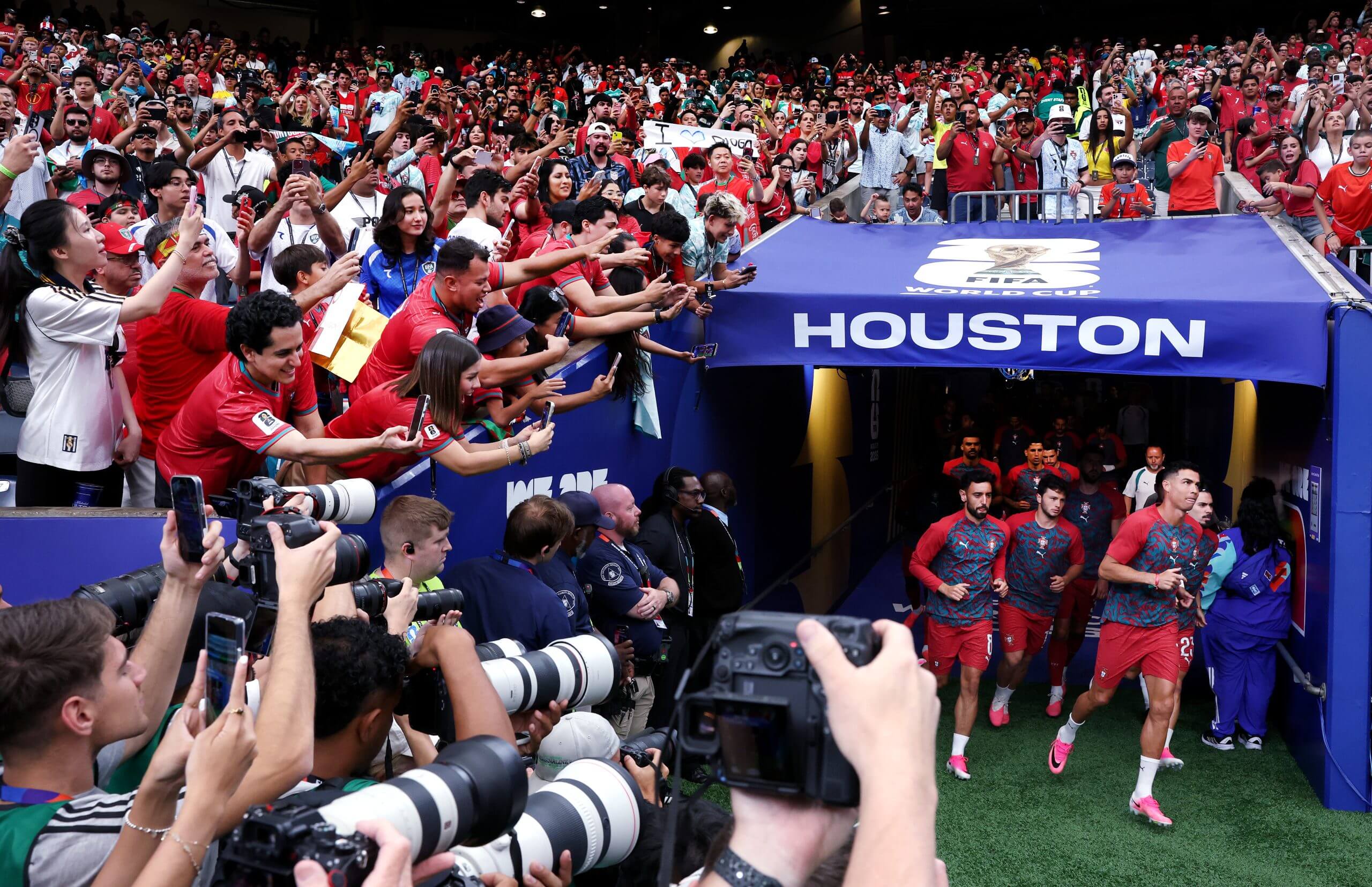 El capitán Cristiano Ronaldo lleva a Portugal al campo para los calentamientos previos al partido en el Estadio de Houston.