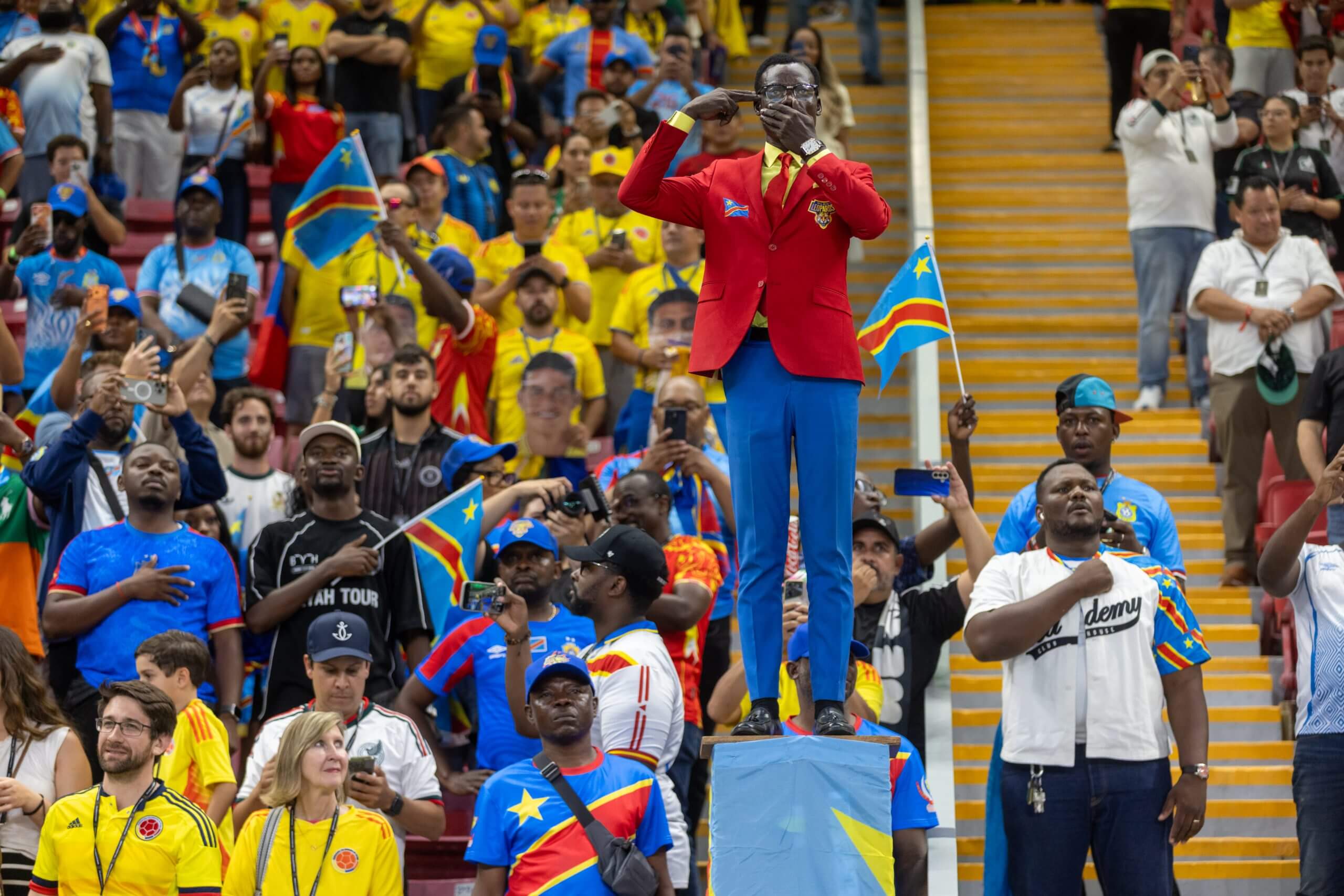El partidario de la República Democrática del Congo, Michel Kuka Mboladinga, realiza un ejercicio con una estatua en un partido contra Colombia.