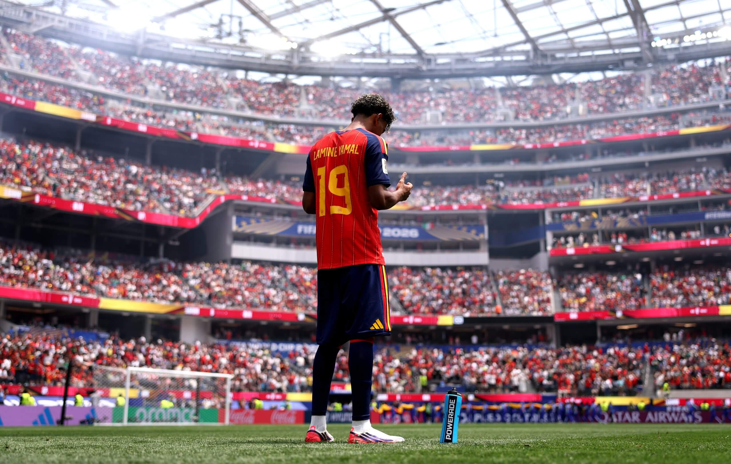 Lamin Yamal reza antes del inicio del partido en el estadio Sofi