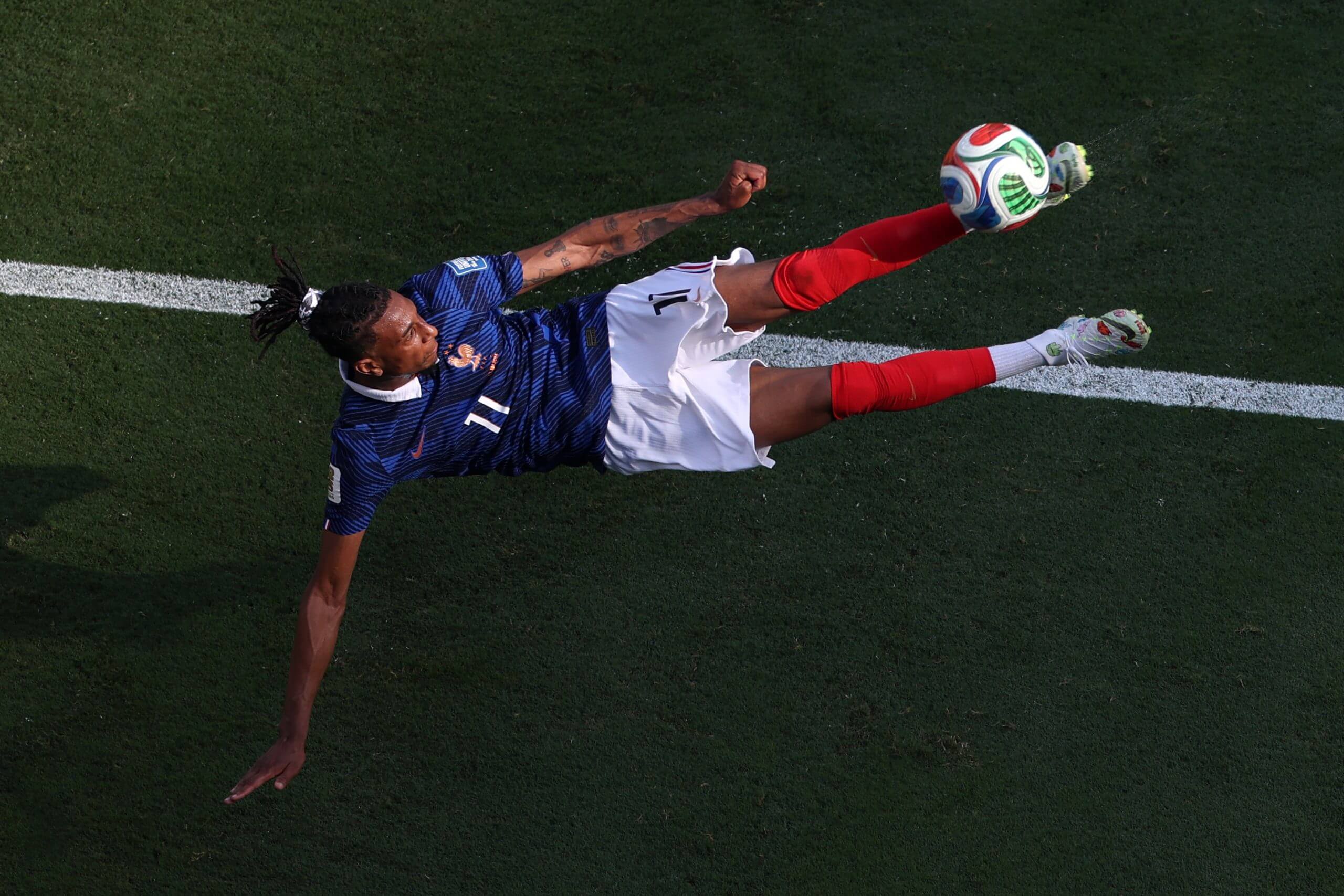 Michael Olise intenta una patada desde arriba contra Suecia