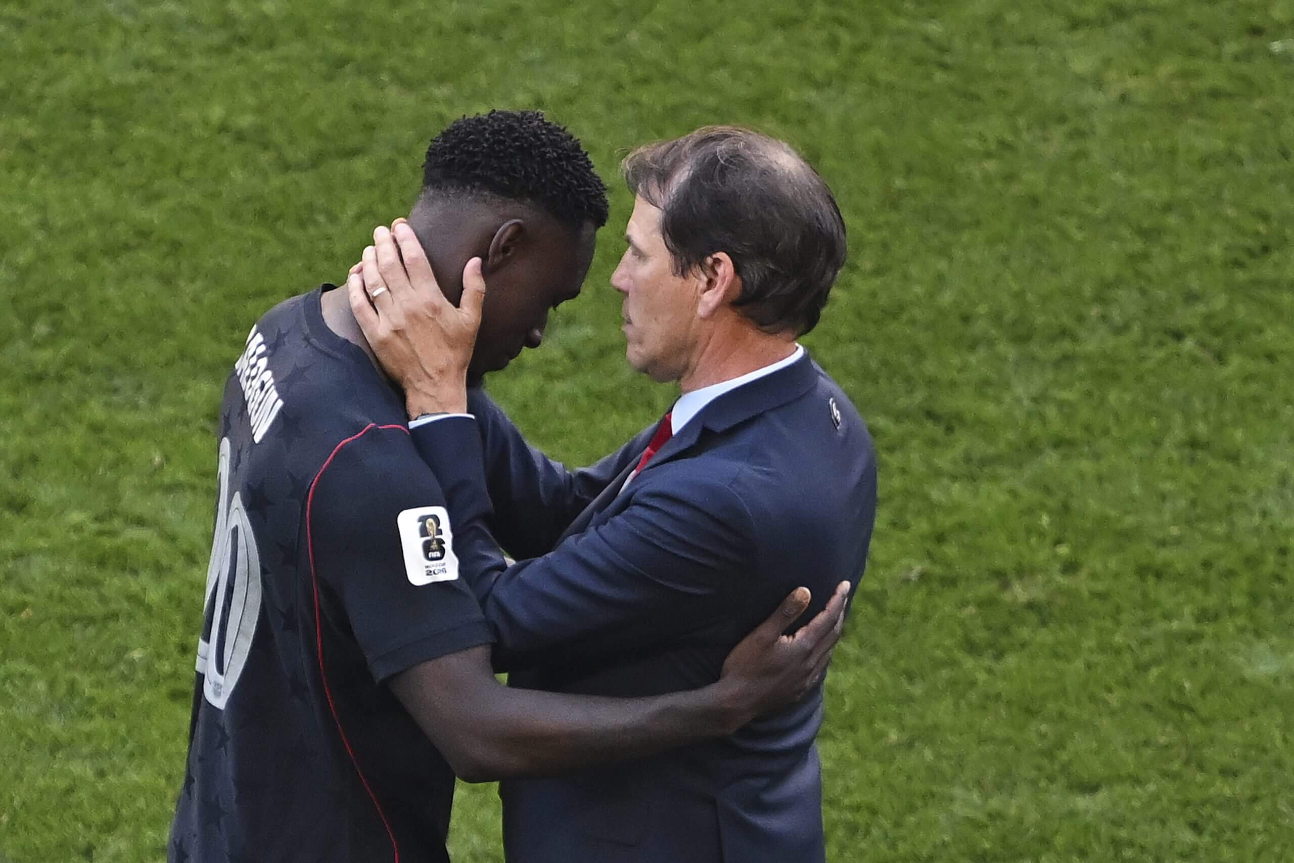 Folarin Balogun es consolado por el seleccionador belga Rudi García.