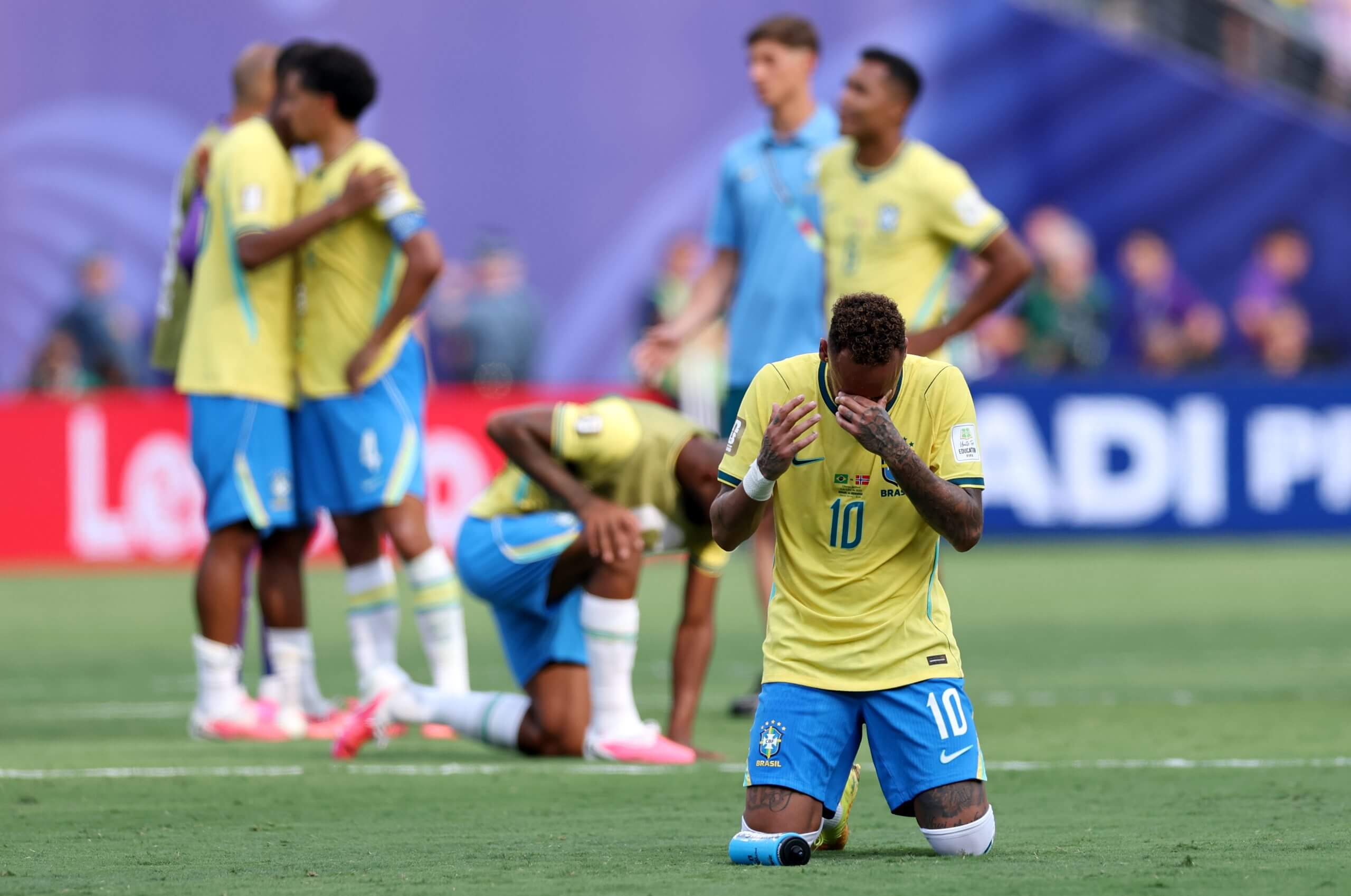 Neymar cayó de rodillas llorando tras la eliminación de Brasil ante Noruega