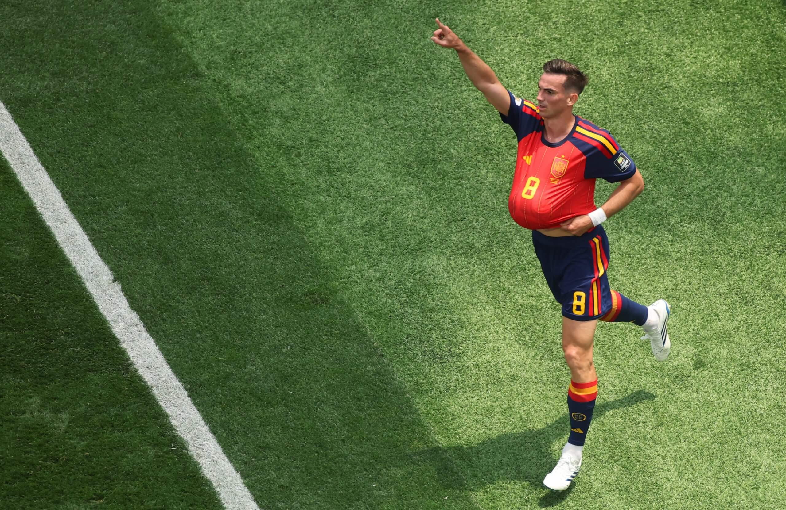 Fabián Ruiz celebra el primer partido de su selección ante Bélgica con el balón en la camiseta