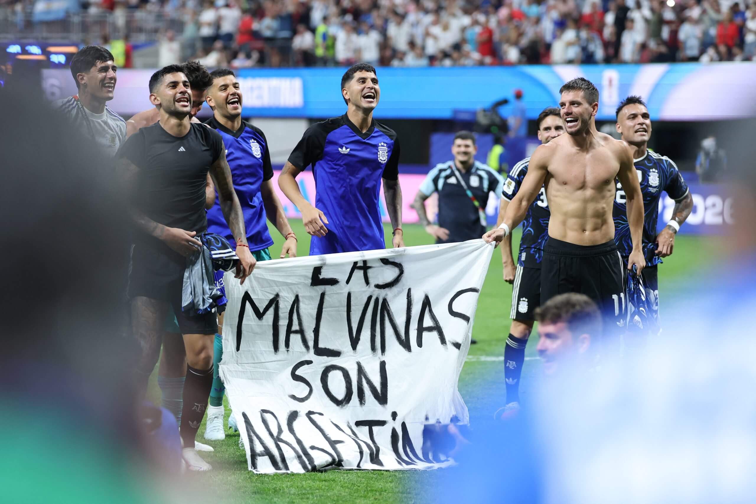Los jugadores argentinos sostienen el estandarte de Malvinas - Argentina.