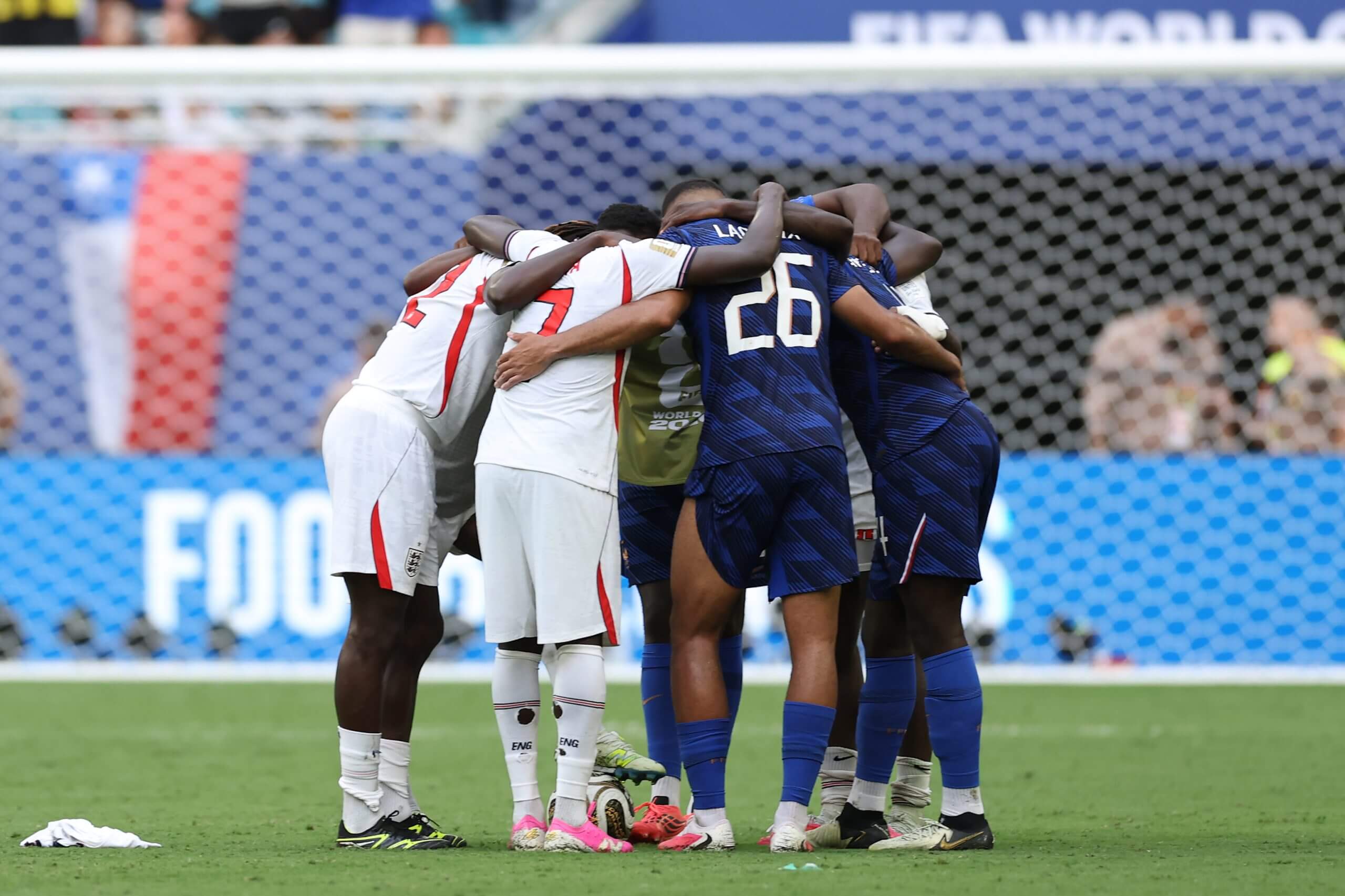 Inglaterra y Francia unidas en oración tras la final por la medalla de bronce