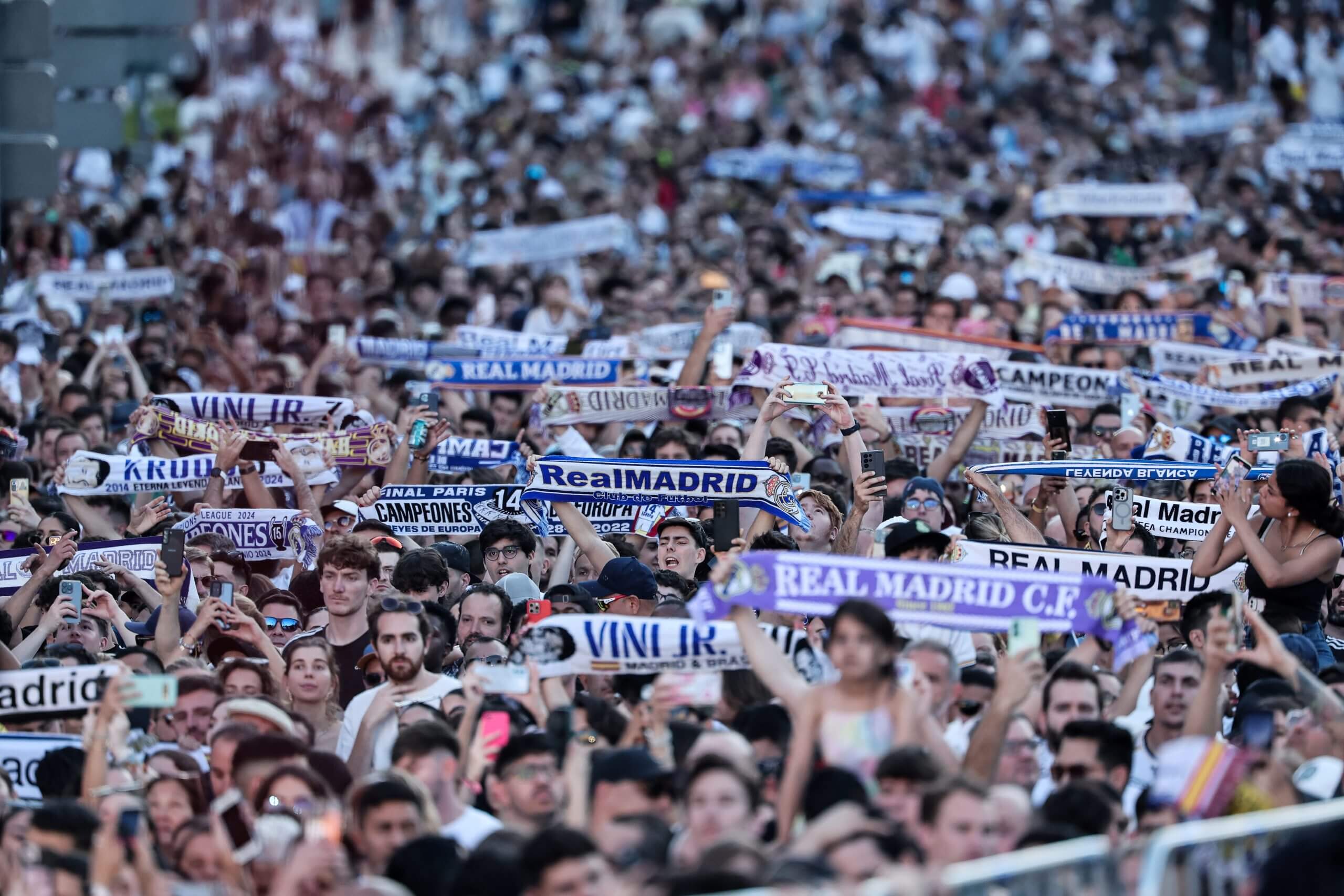 Un mar de aficionados del Real Madrid sostienen bufandas para celebrar la victoria de su equipo en la Liga de Campeones de 2024.