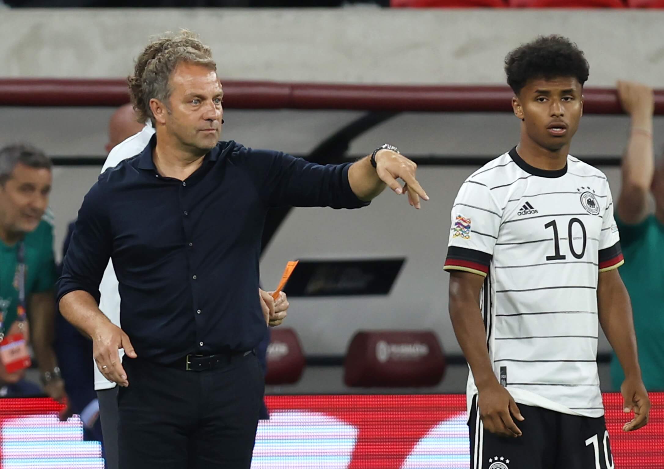 Flick y Adeyemi fotografiados durante el partido de la Liga de Naciones de Alemania contra Hungría en junio de 2022.