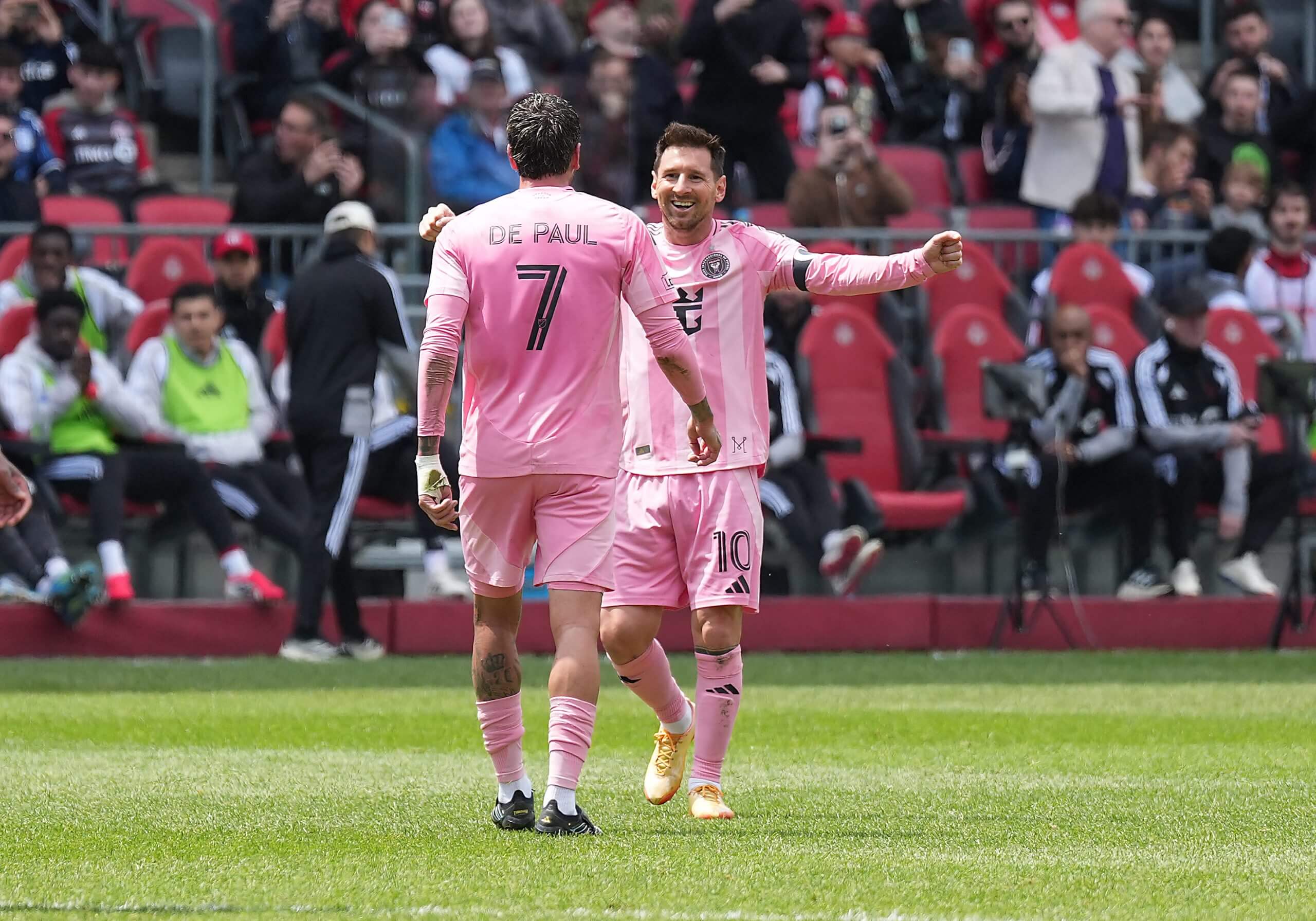 Lionel Messi y Rodrigo De Paul celebran un gol del Inter Miami.