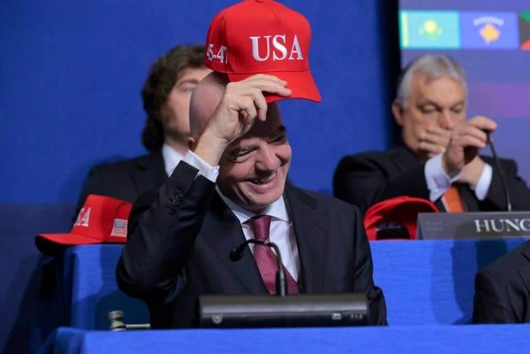 Gianni Infantino con una gorra estadounidense con la inscripción 45-47.
