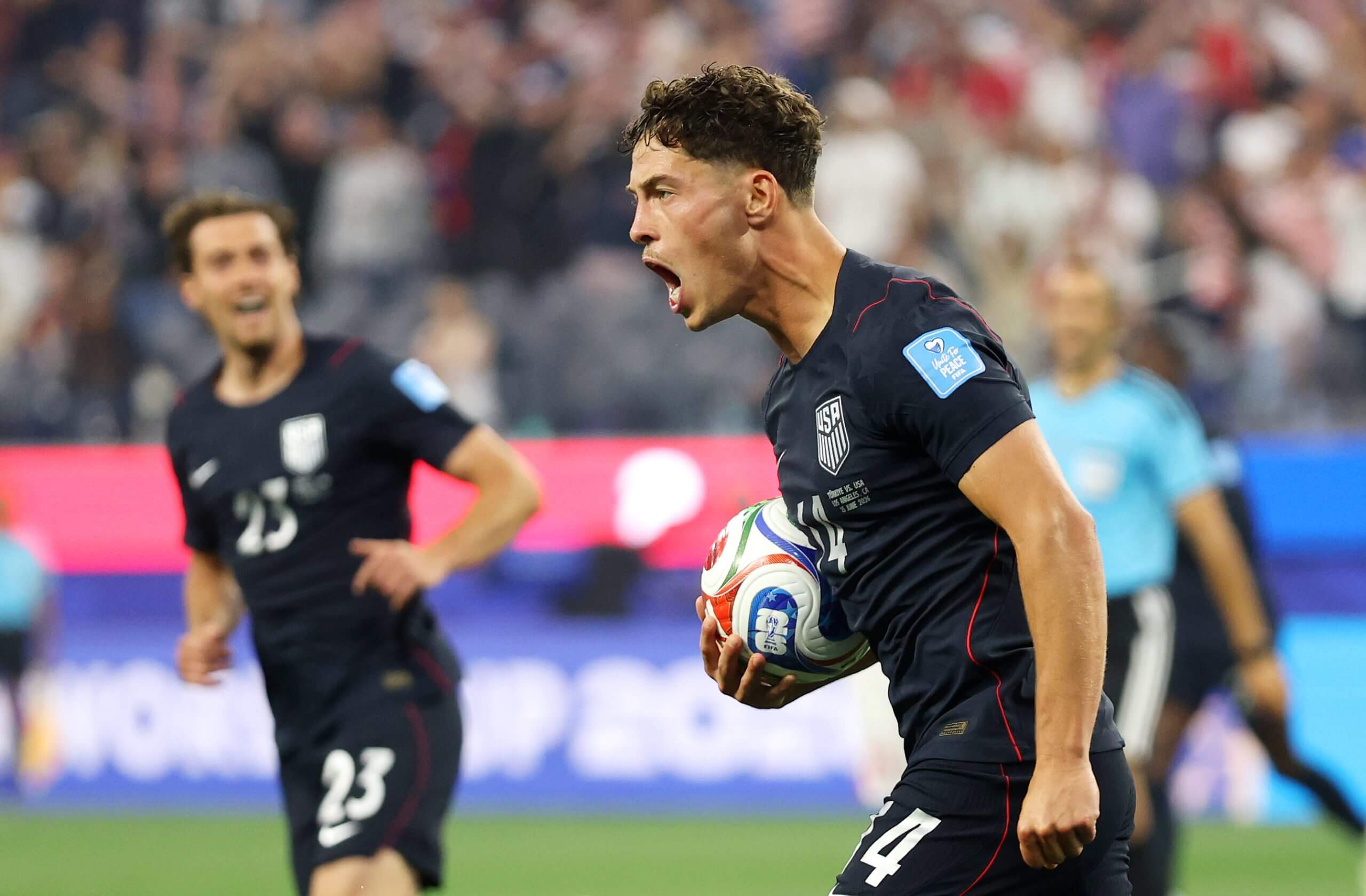 Sebastian Berhalter de Estados Unidos sostiene el balón y grita mientras celebra un gol en un partido del Grupo D de la Copa Mundial de la FIFA 2026.