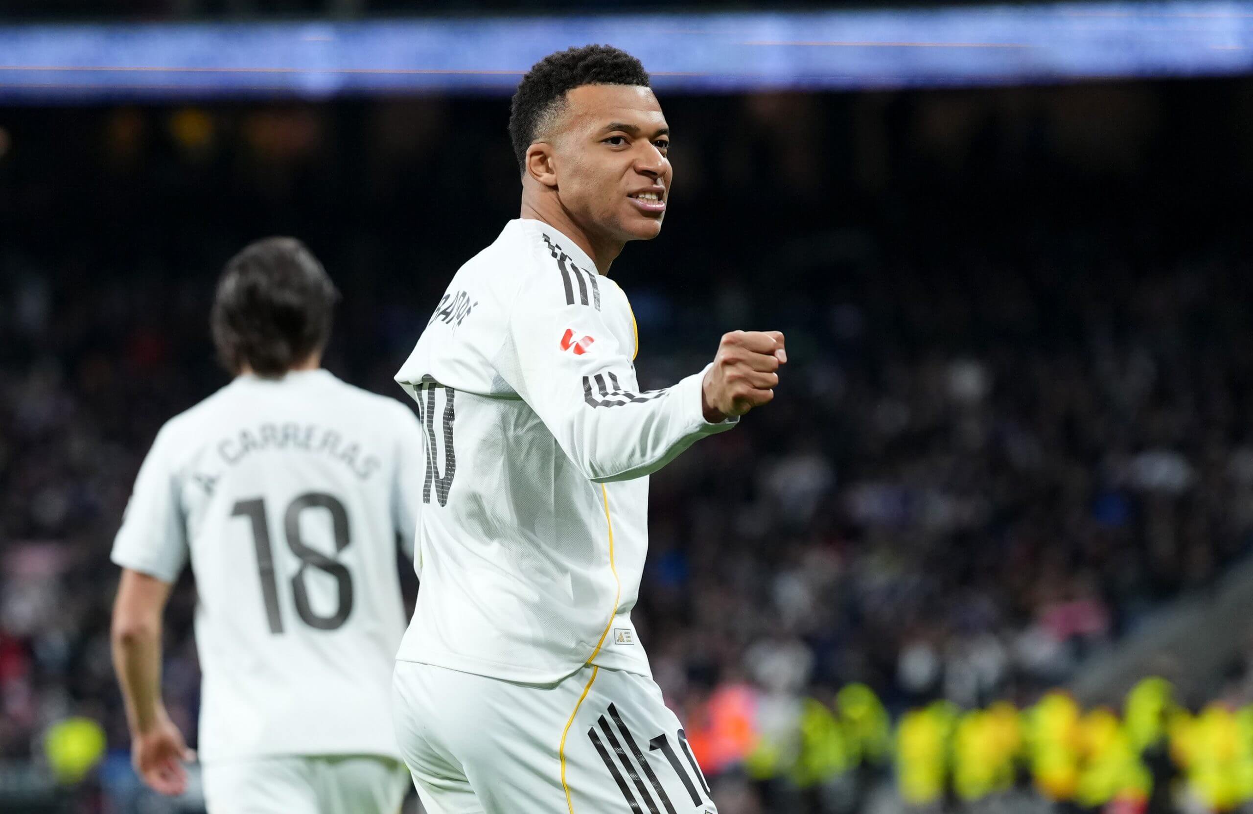 El hombre celebra marcar un gol.