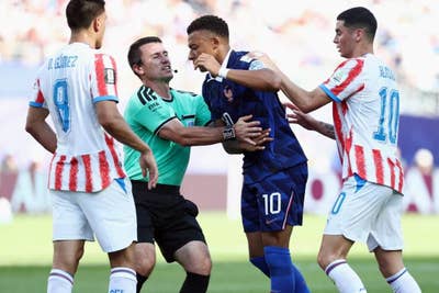 El mundo real se ha infiltrado en la Copa del Mundo, exacerbando el peor comportamiento humano.