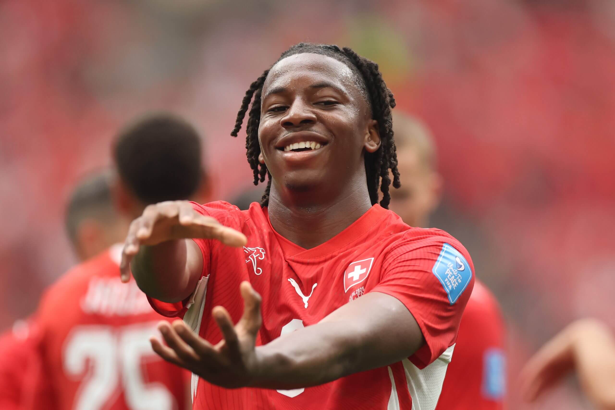 Johan Manzambi saluda mientras celebra el gol de Suiza contra Canadá