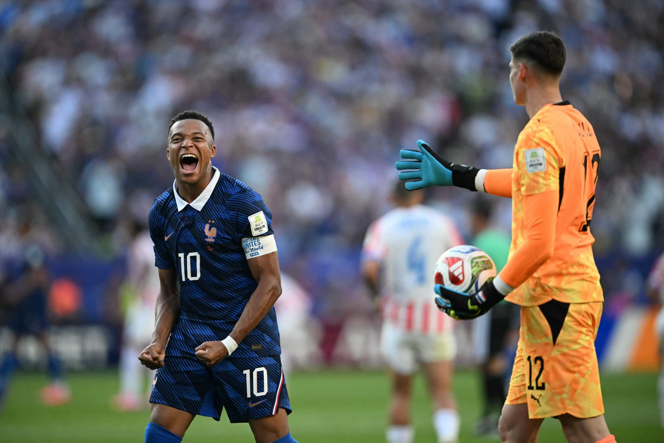 Mbappé no pareció notar el apretón de manos de Gill