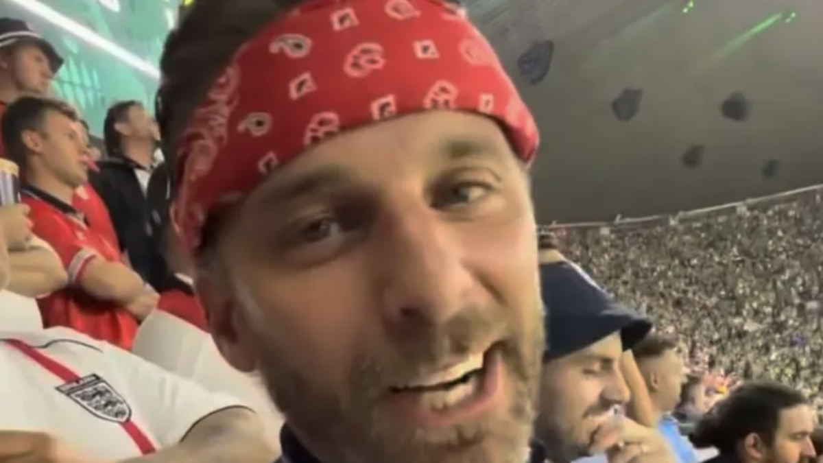 La ex estrella de la Premier League se peleó horriblemente con los fanáticos durante la salvaje victoria de Inglaterra en México
