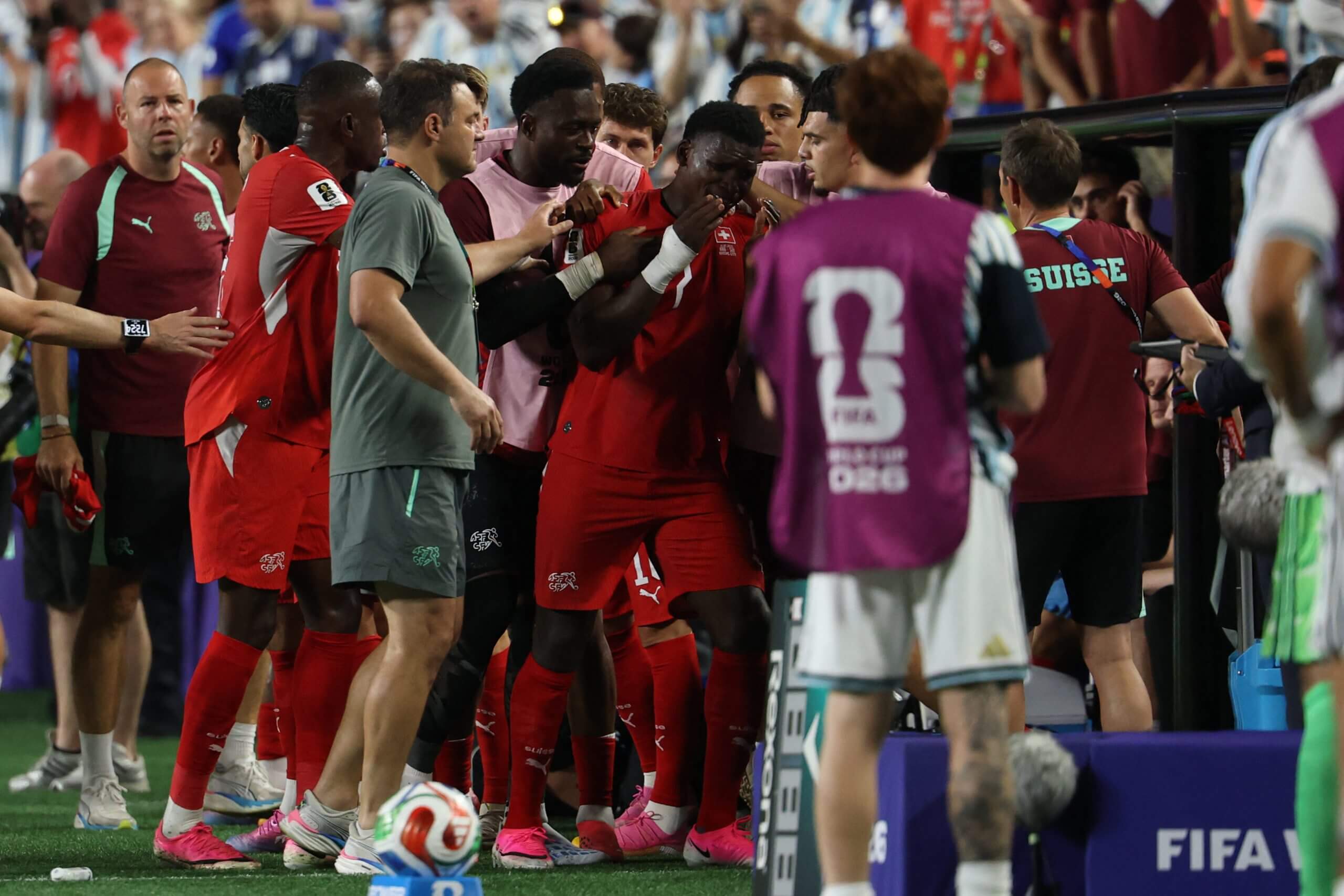 Embolo es consolado por sus compañeros