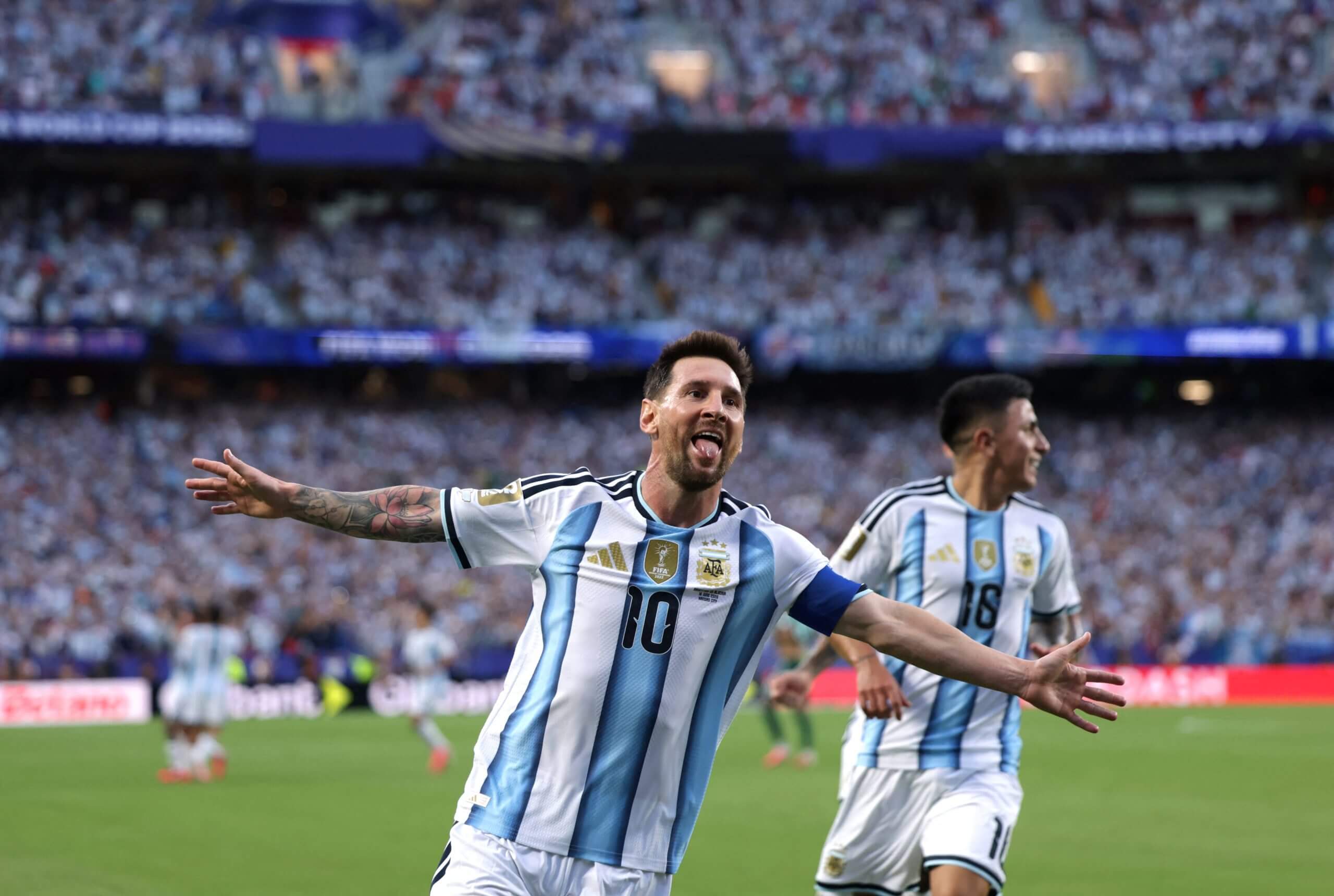 Messi celebra con los brazos abiertos