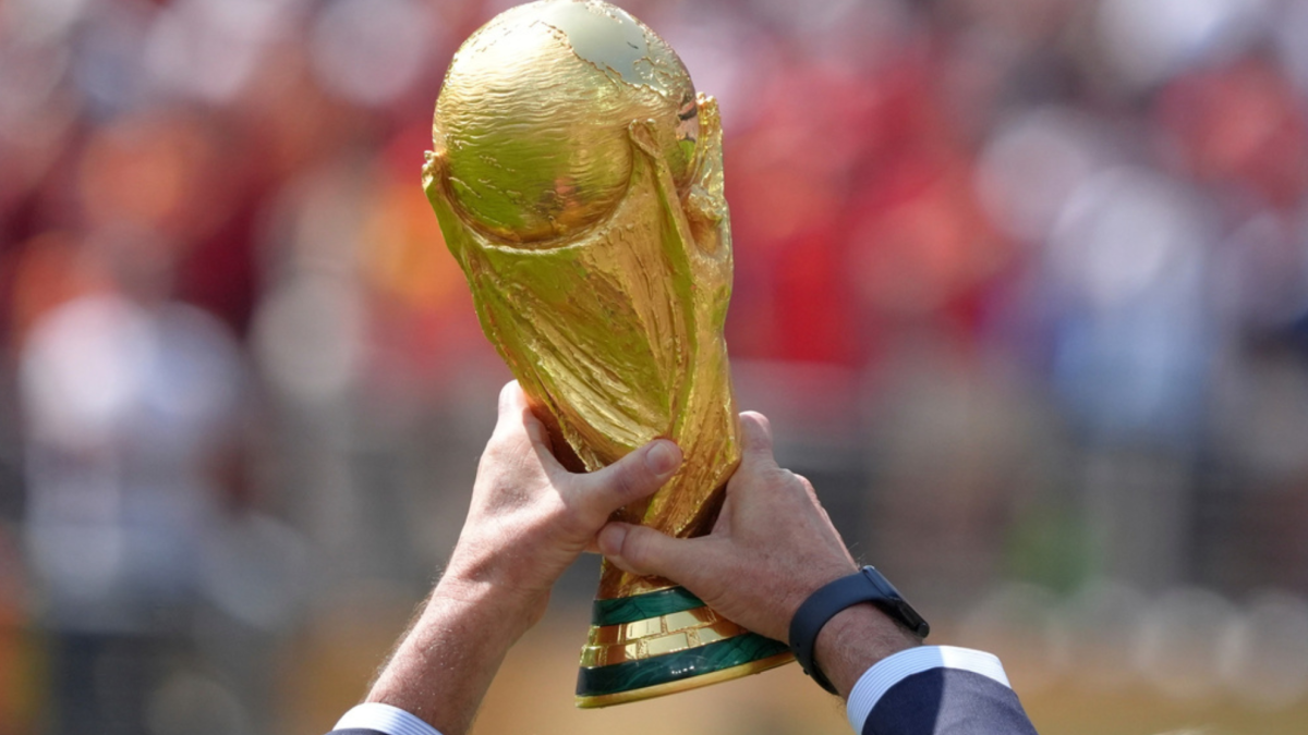 Polémico árbitro del Mundial anuncia su retiro mientras los aficionados celebran: "Estamos libres de corrupción"