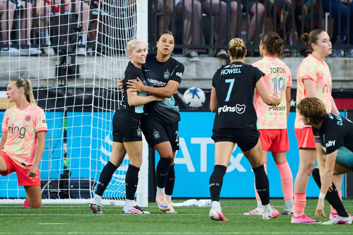 Sam Kerr anota el primer gol desde el regreso de Gotham mientras Emily Sonnett es llevada en camilla