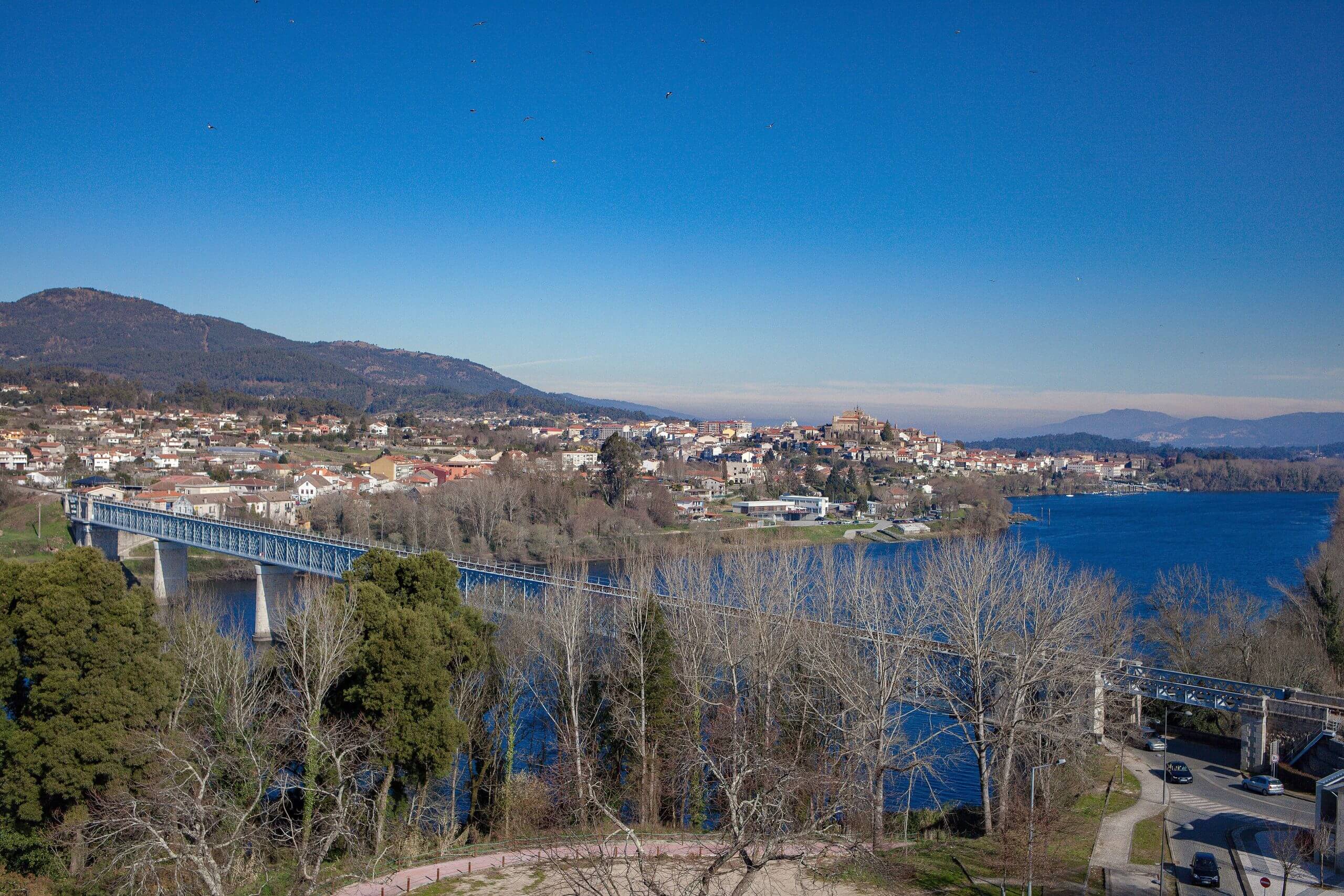 Una vista de Tui y el puente que conecta la ciudad española con Valença en Portugal, tomada en febrero de 2016.