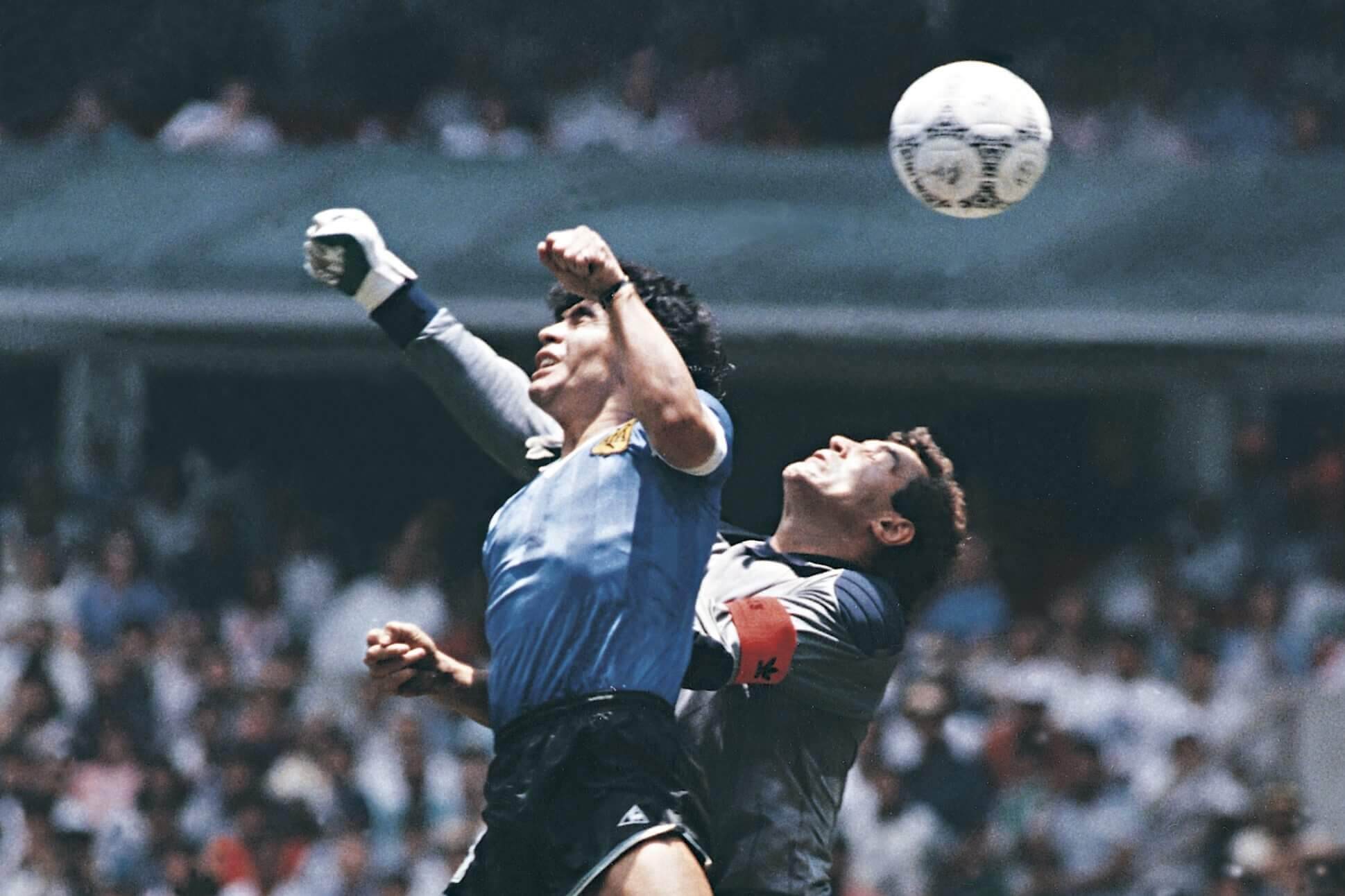 El delantero y el portero luchan por el balón