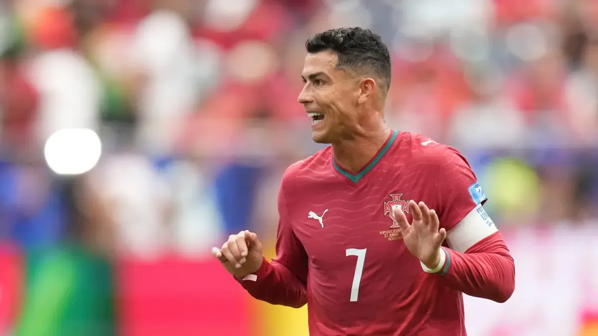 Ronaldo falla el disparo a un metro