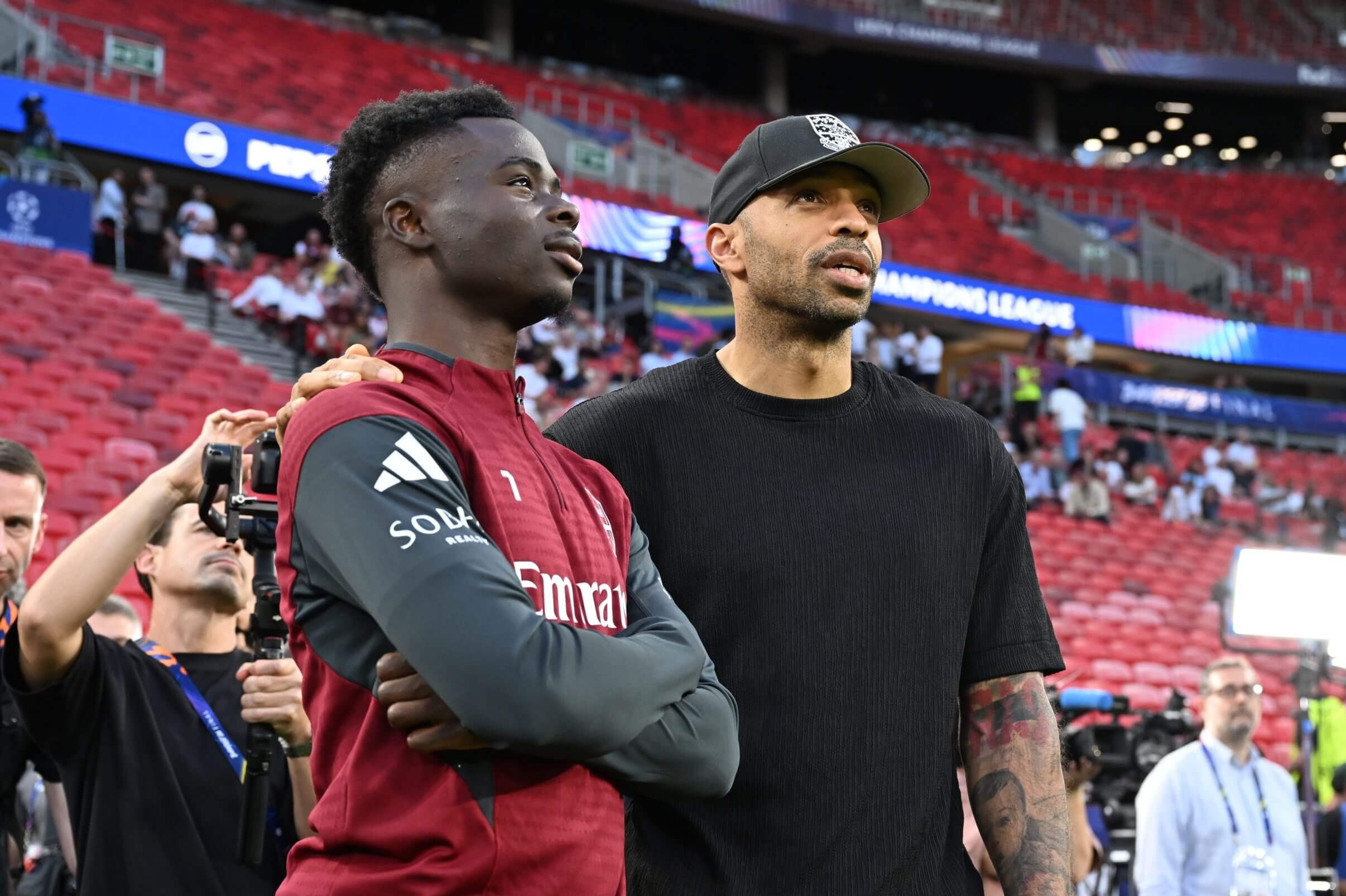 Thierry Henry y Bukayo Saka posan juntos