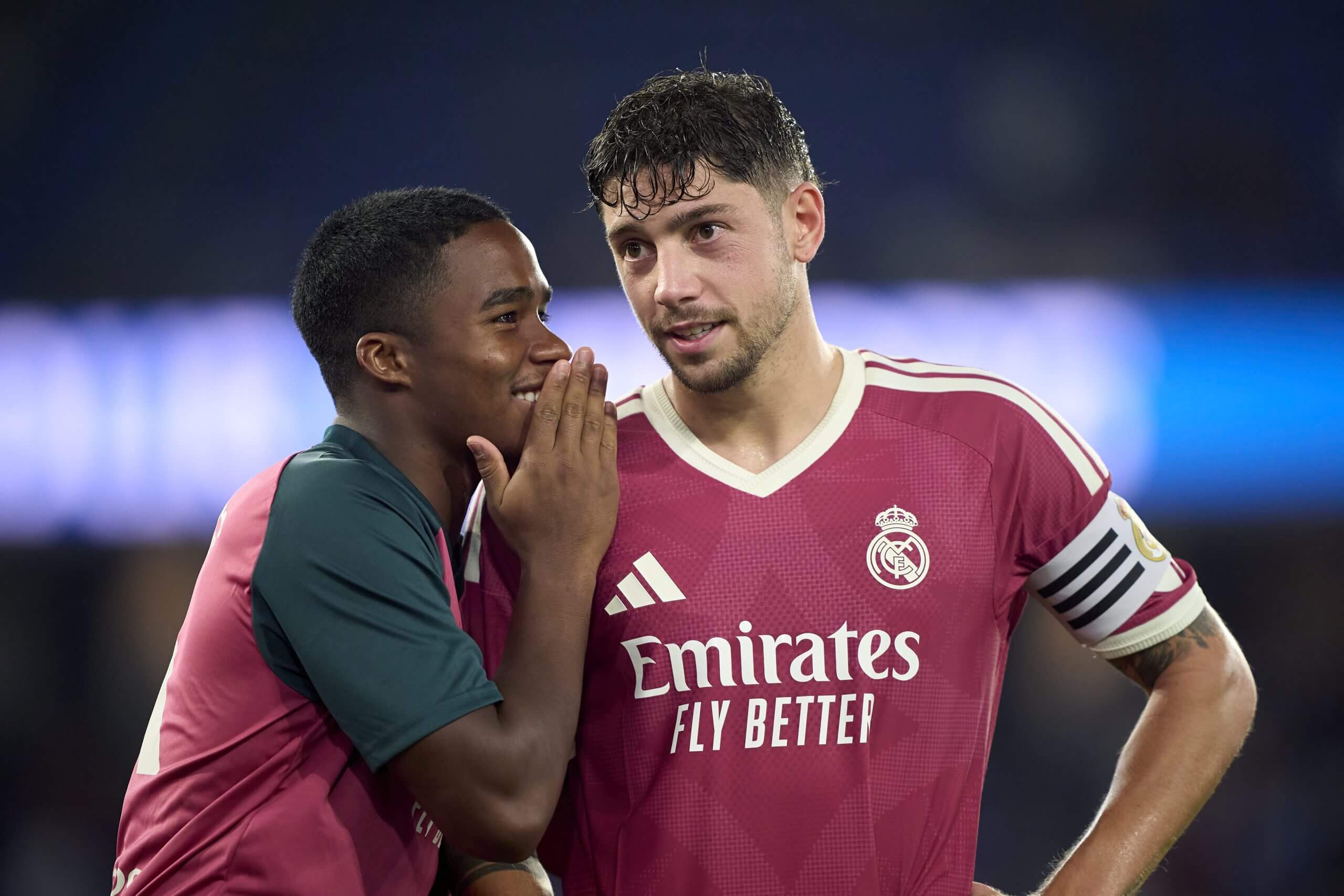 Endrick y Federico Valverde conversando durante la pretemporada del Madrid