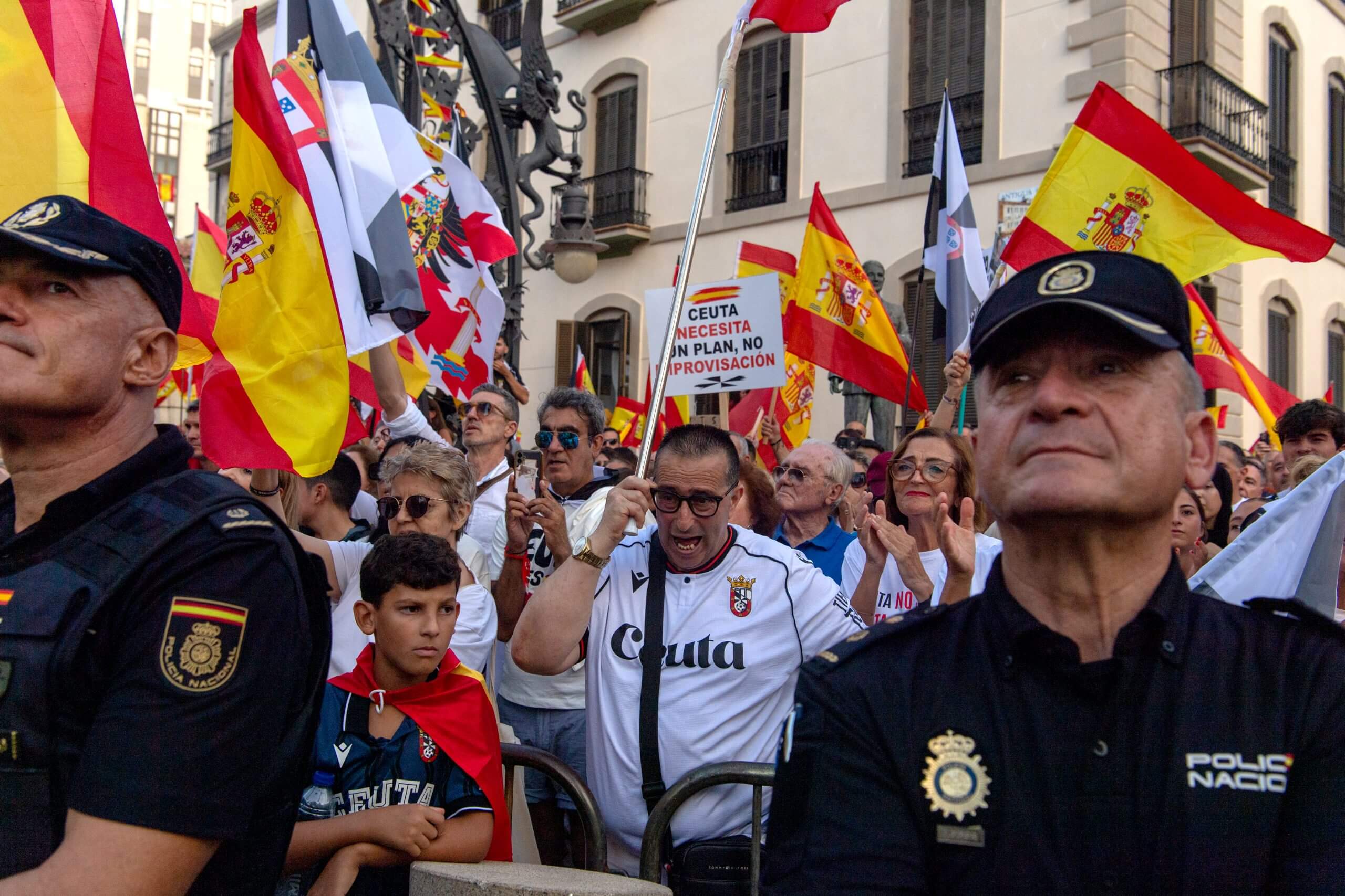 Escena del Día de Ceuta el 2 de septiembre, con protestas en la ciudad española