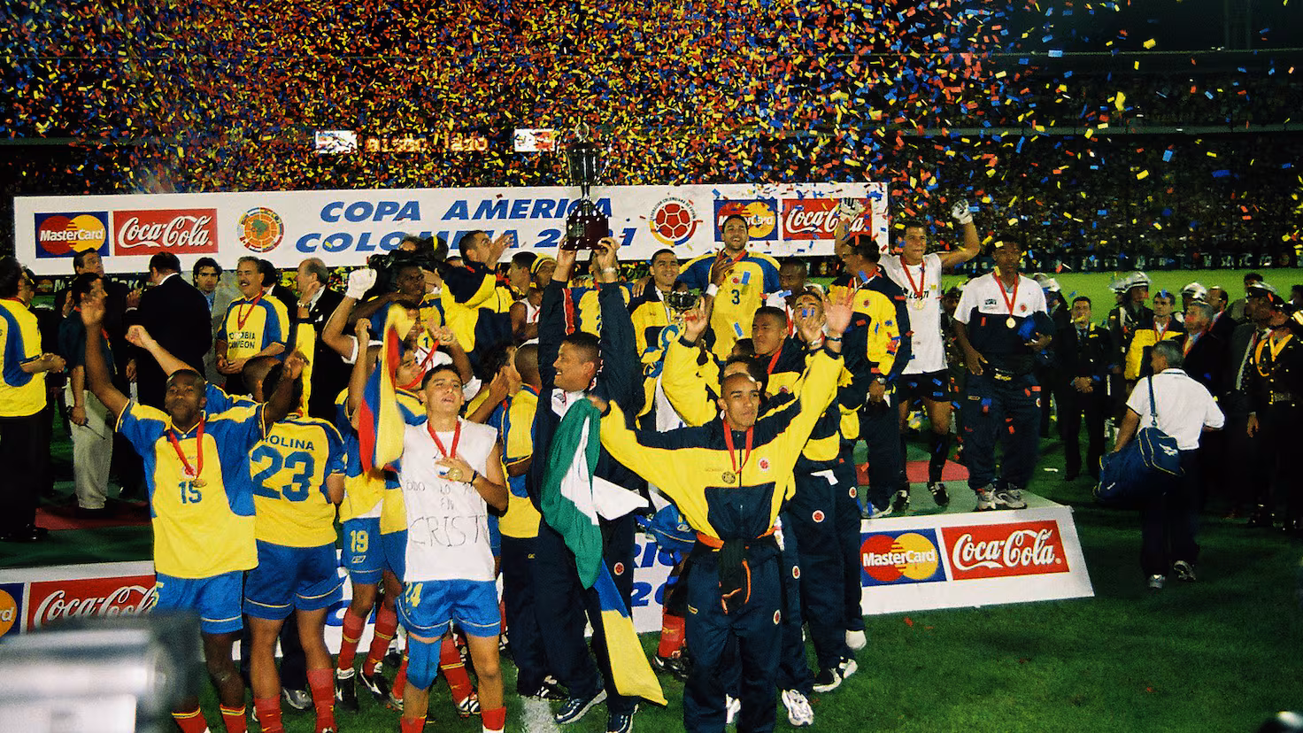 Colombia celebra su única Copa América al vencer a México en 2001.
