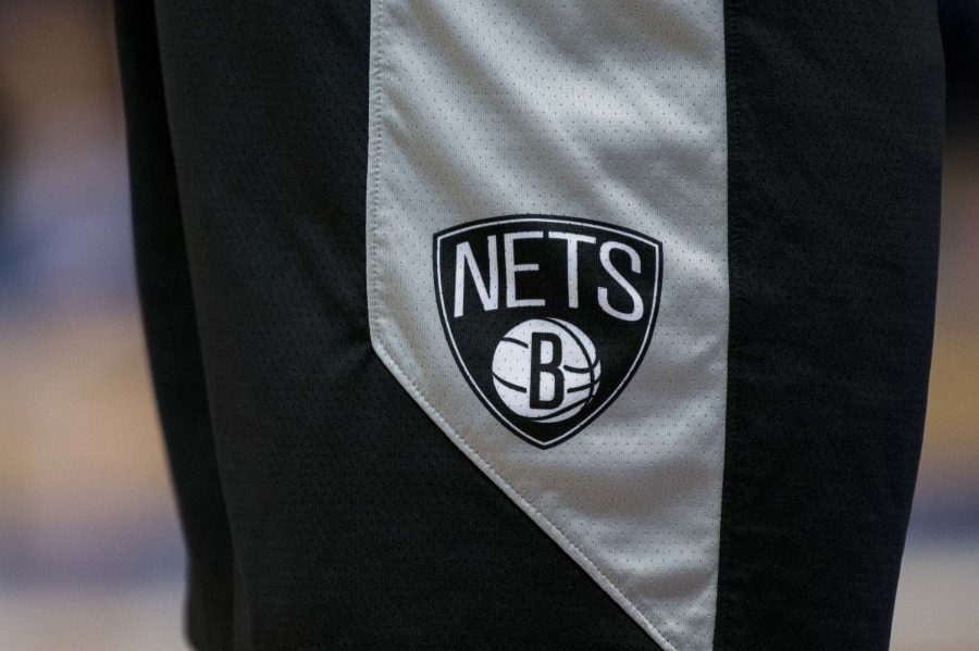 Firma de Ben Humrichous y Dainja por los Nets