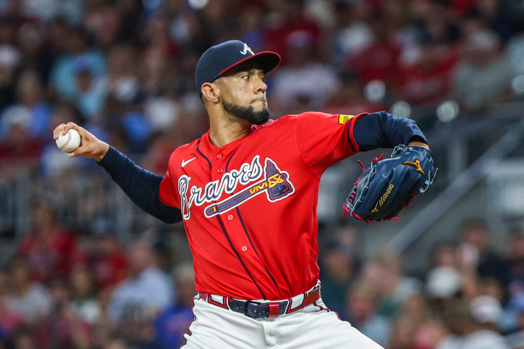 Braves activan a Robert Suárez