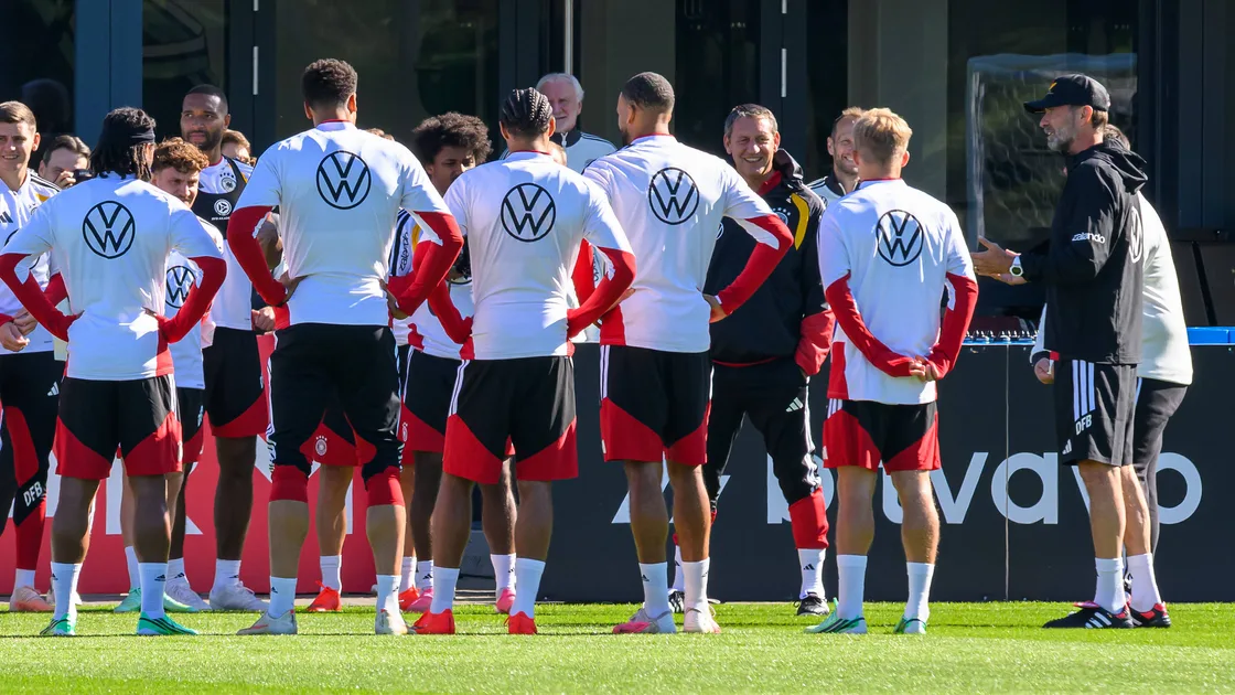Alemania con su última camiseta Adidas contra Holanda