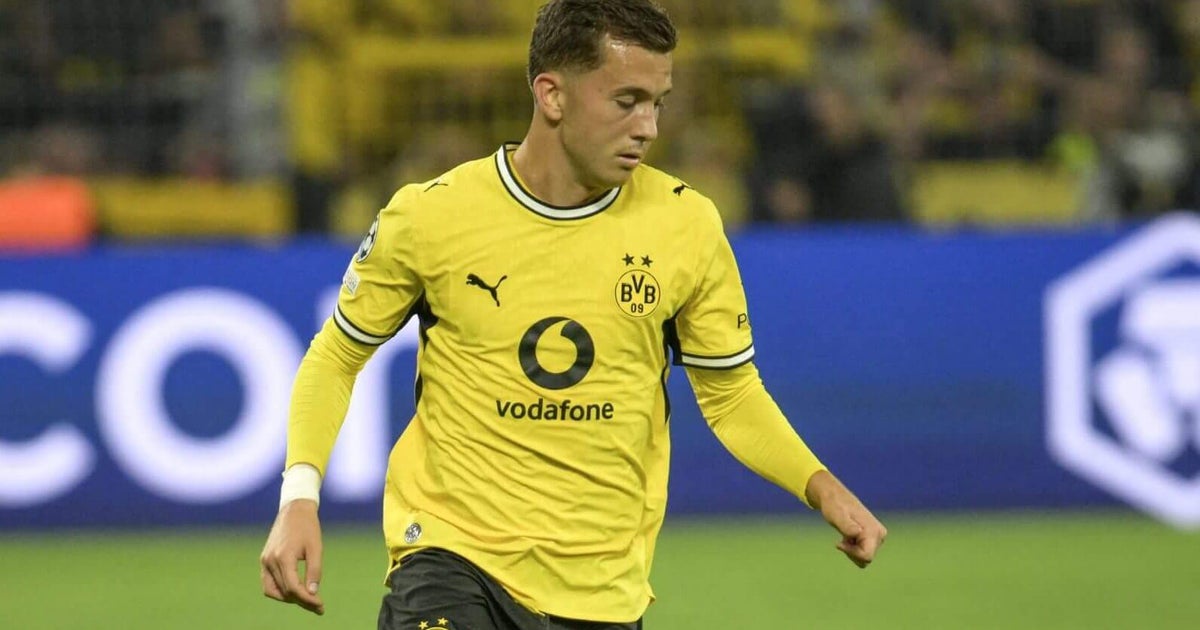 Konstantinos Karetsas del Borussia Dortmund siendo trasladado al hospital por problemas circulatorios