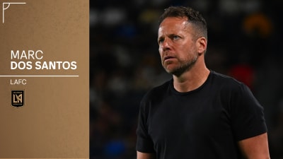 Marc Dos Santos saliendo del campo mientras el logo de LAFC se muestra al fondo