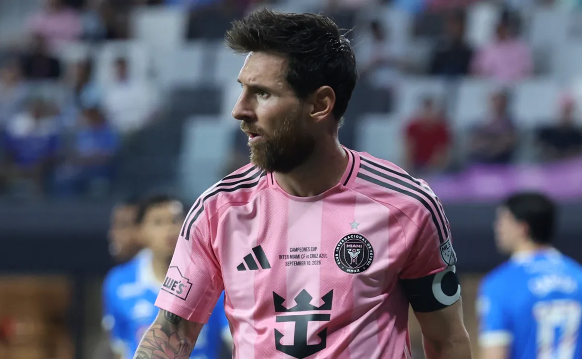 Lionel Messi ignora al comisario Don Garber durante la celebración de la Campeones Cup del Inter Miami