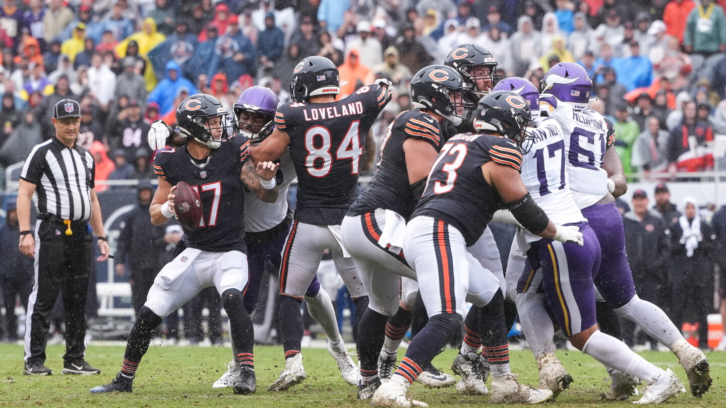 Dallas Turner derriba al ala cerrada Colston Loveland para un sack decisivo
