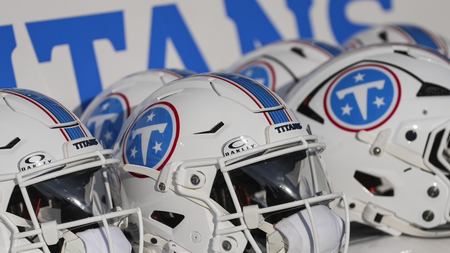 Titans colocan a los linieros Fernando Carmona y Jackson Slater en la lista de lesionados.