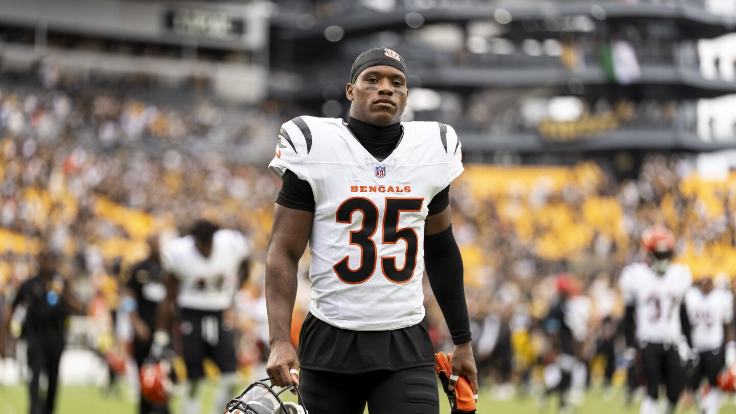 Bengals ponen a Jalen Davis en IR y activan a Tanner Hudson en el roster activo