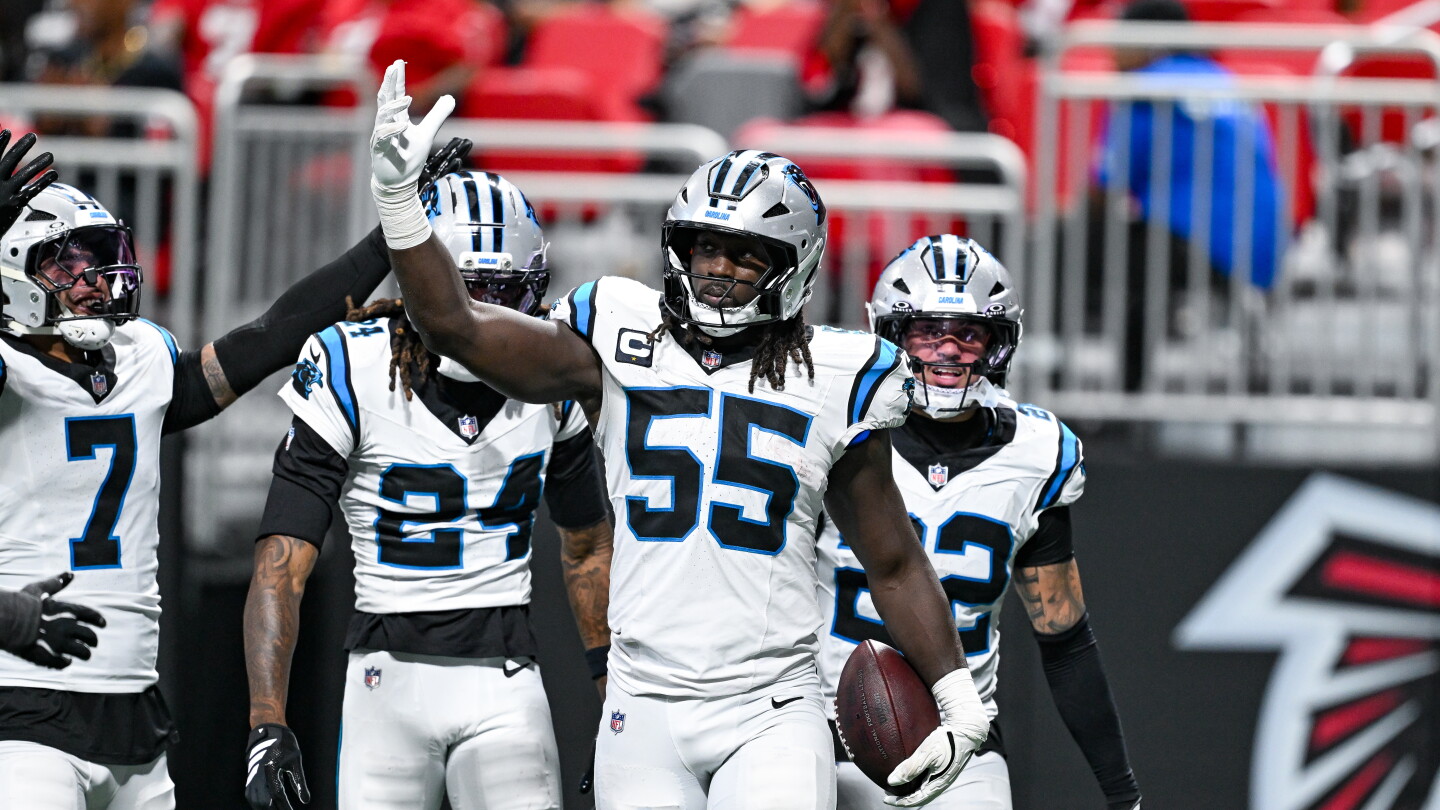 Devin Lloyd celebra su reconocimiento como jugador defensivo NFC de la semana tras su destacada actuación.