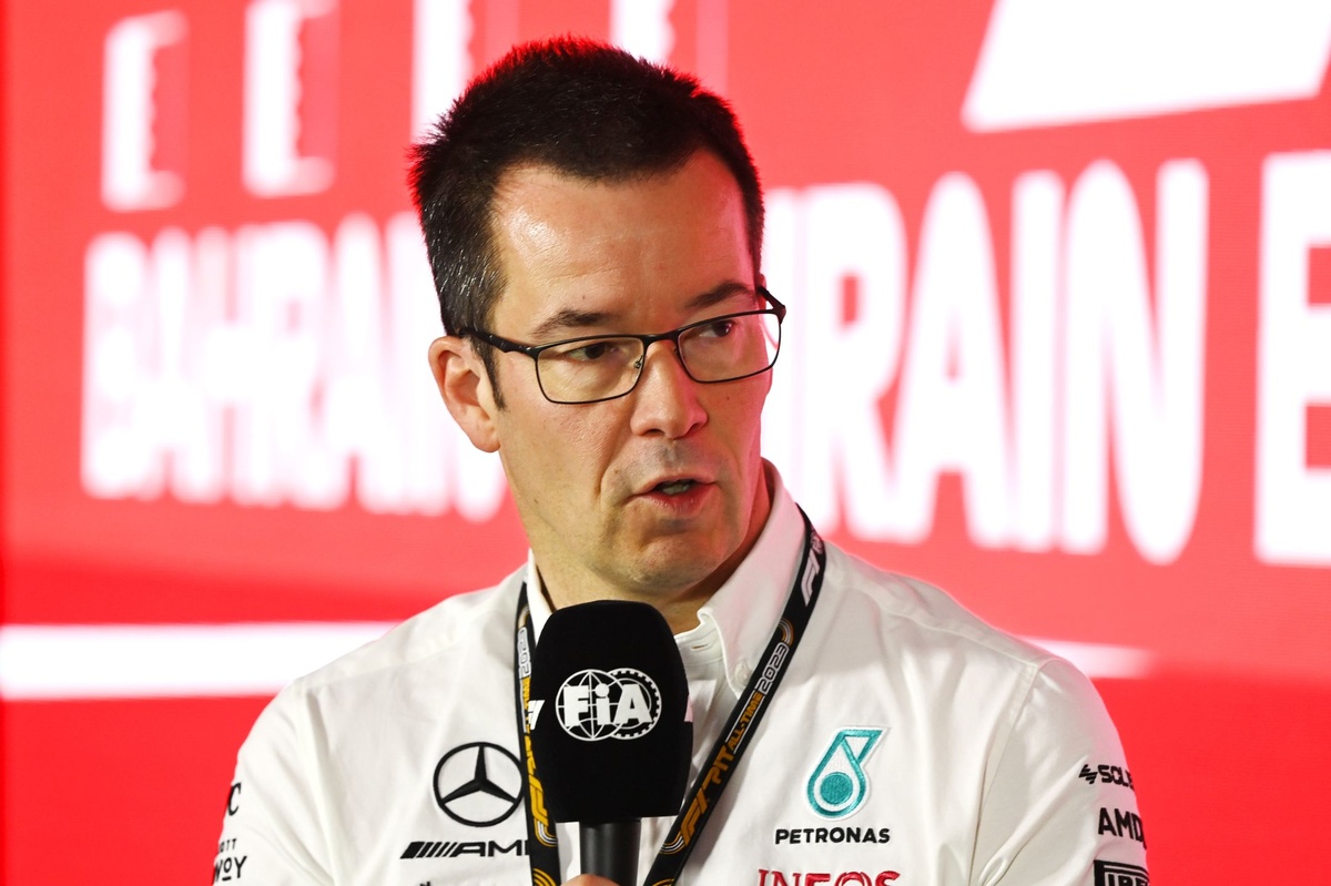 Imagen de Mike Elliott, nuevo CTO de Alpine, frente a la fábrica de Enstone.