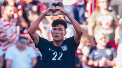Justin Ellis de Orlando City celebra su primer gol con la selección de EE. UU. en su debut.