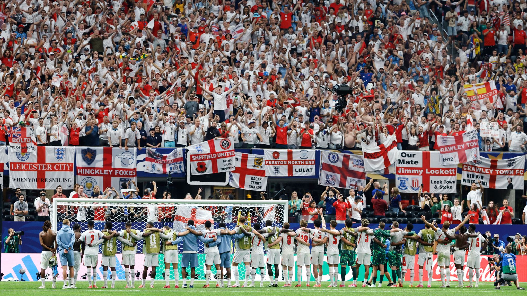Jugadores ingleses cantan 'Wonderwall' con la afición tras vencer a la República Democrática del Congo