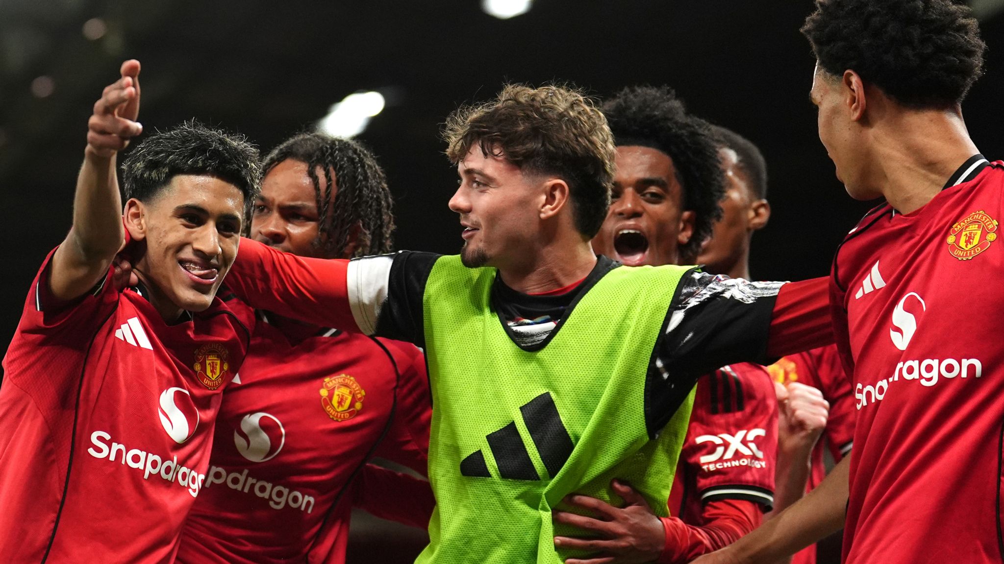 Manchester United celebra el gol inicial de Gabriel en la semifinal de la FA Youth Cup