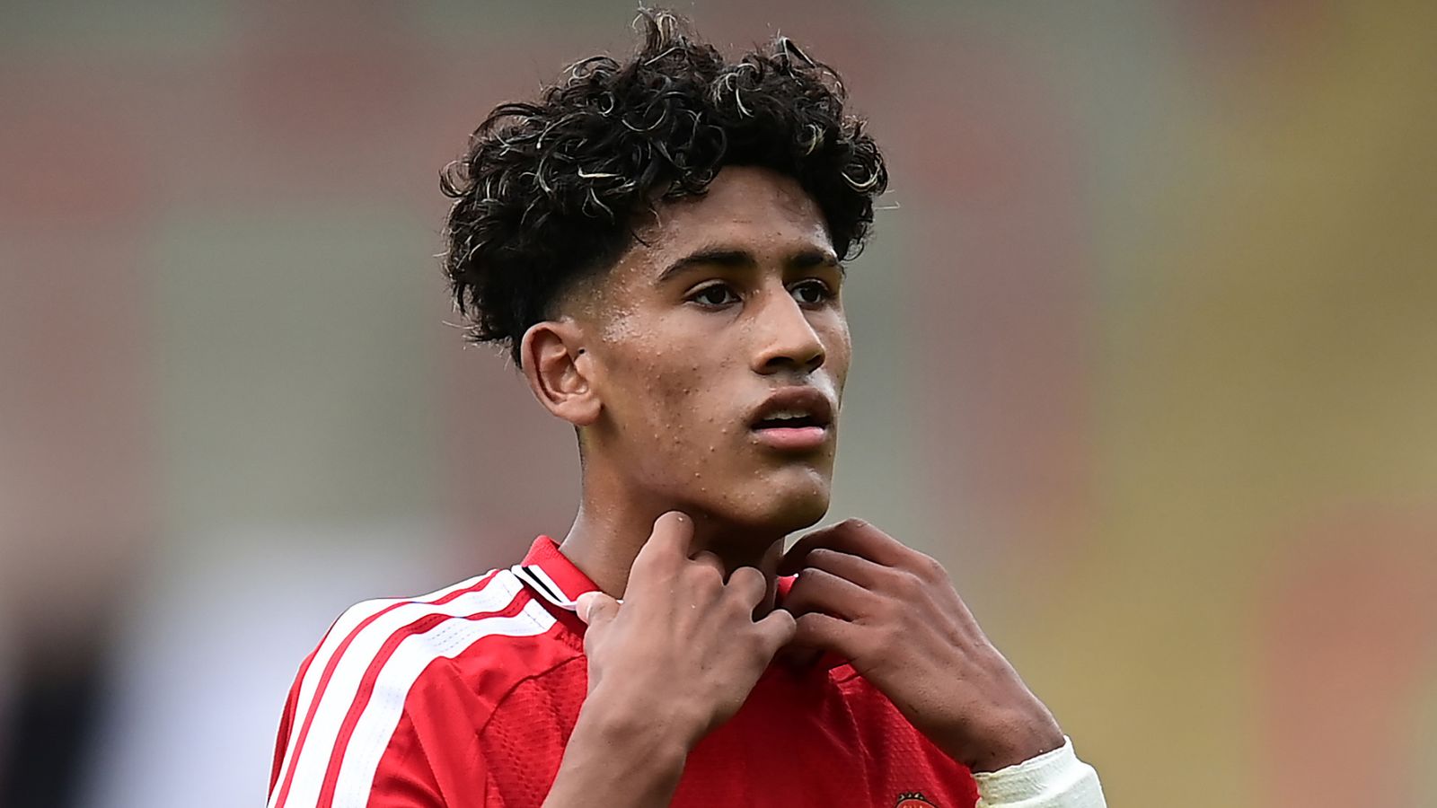 JJ Gabriel se acerca a salir del Manchester United mientras Barcelona negocia su posible fichaje | Football News