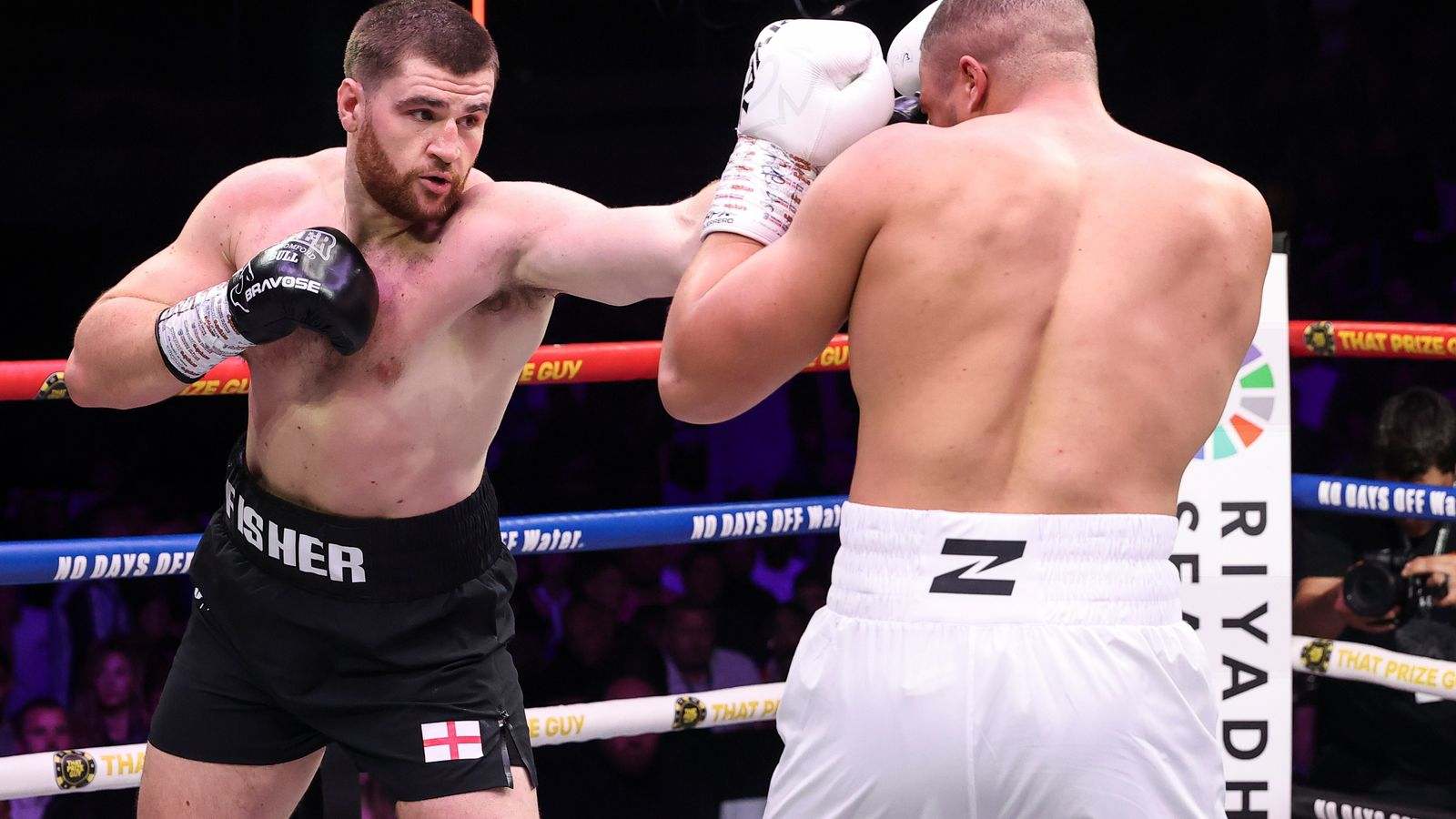 Johnny Fisher supera a Michael Pirotton en pelea de peso pesado, ganando por decisión mayoritaria tras 10 asaltos