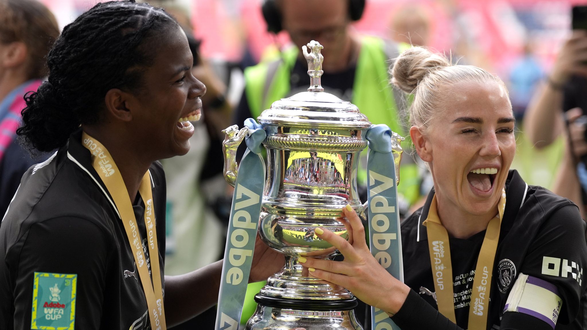 Alex Greenwood y Bunny Shaw celebran con el trofeo de la FA Cup