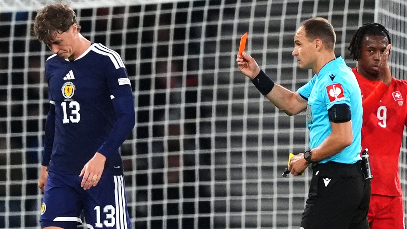 Escocia 0-3 Suiza; UEFA Nations League Grupo B1: Jack Hendry expulsado mientras el equipo de Pocognoli sufre derrota en su debut en Hampden