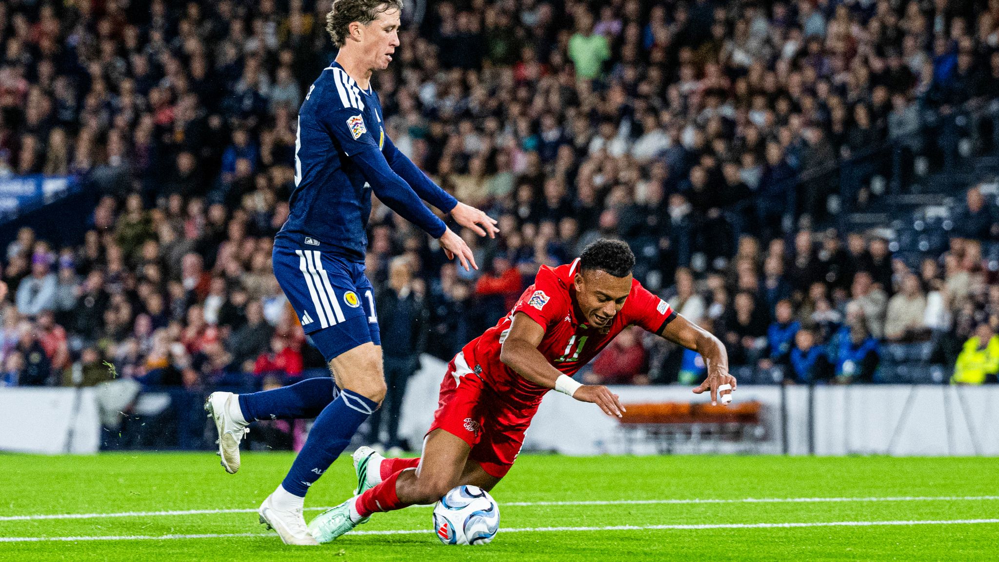Jack Hendry recibe tarjeta roja cuando el marcador estaba 0-0