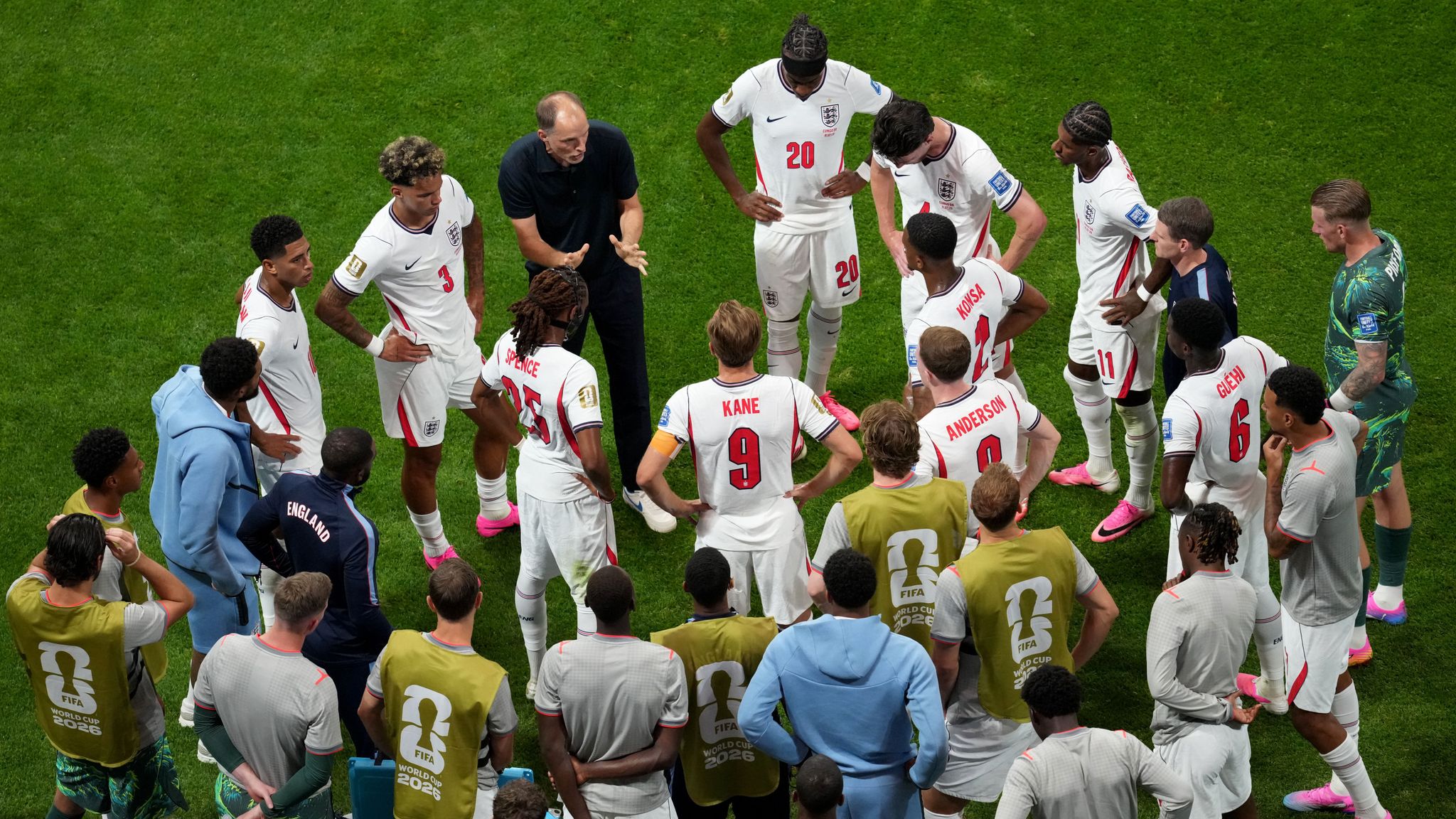 Tuchel habla con los jugadores durante una pausa para hidratarse